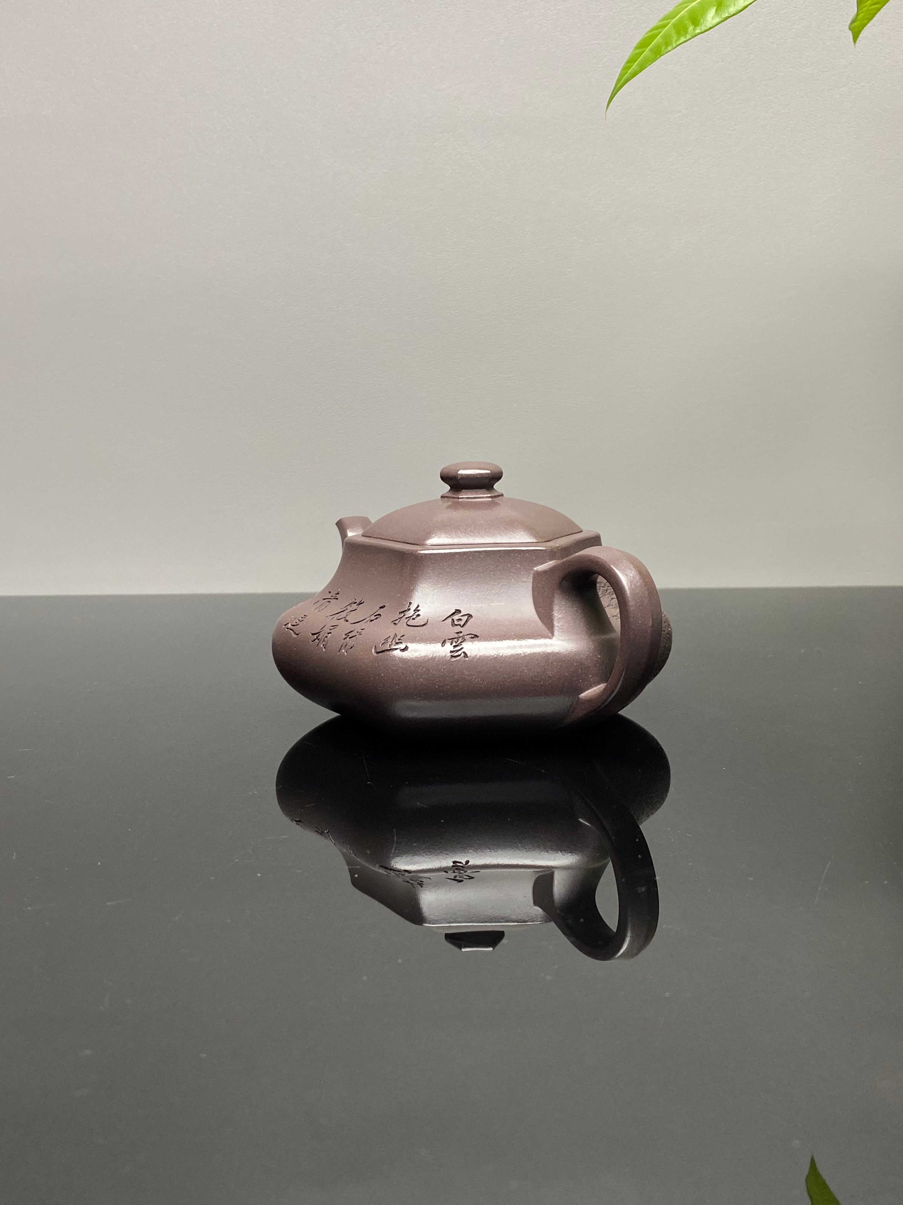 耿浩制～陈宏林刻绘 礼藏双绝重器｜紫砂界80后方器巨匠巅峰臻品《闲者六方壶》甄选原矿优质清灰泥·260cc，料工合一、品质顶级