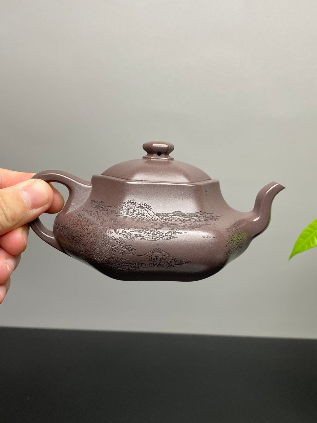 耿浩制～陈宏林刻绘 礼藏双绝重器｜紫砂界80后方器巨匠巅峰臻品《闲者六方壶》甄选原矿优质清灰泥·260cc，料工合一、品质顶级