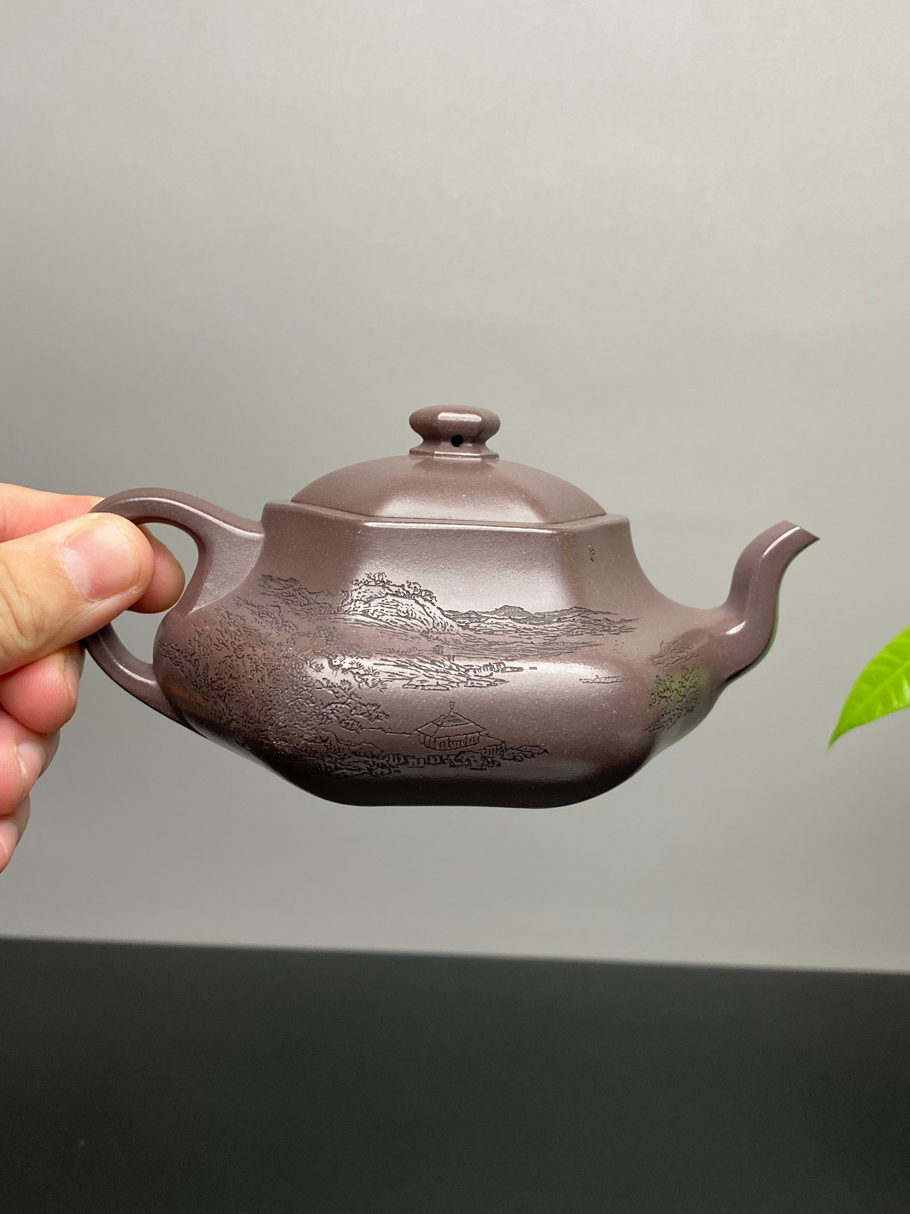 耿浩制～陈宏林刻绘 礼藏双绝重器｜紫砂界80后方器巨匠巅峰臻品《闲者六方壶》甄选原矿优质清灰泥·260cc，料工合一、品质顶级