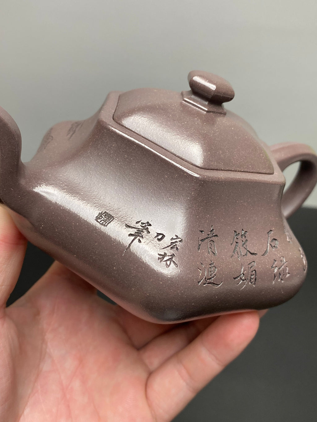 耿浩制～陈宏林刻绘 礼藏双绝重器｜紫砂界80后方器巨匠巅峰臻品《闲者六方壶》甄选原矿优质清灰泥·260cc，料工合一、品质顶级