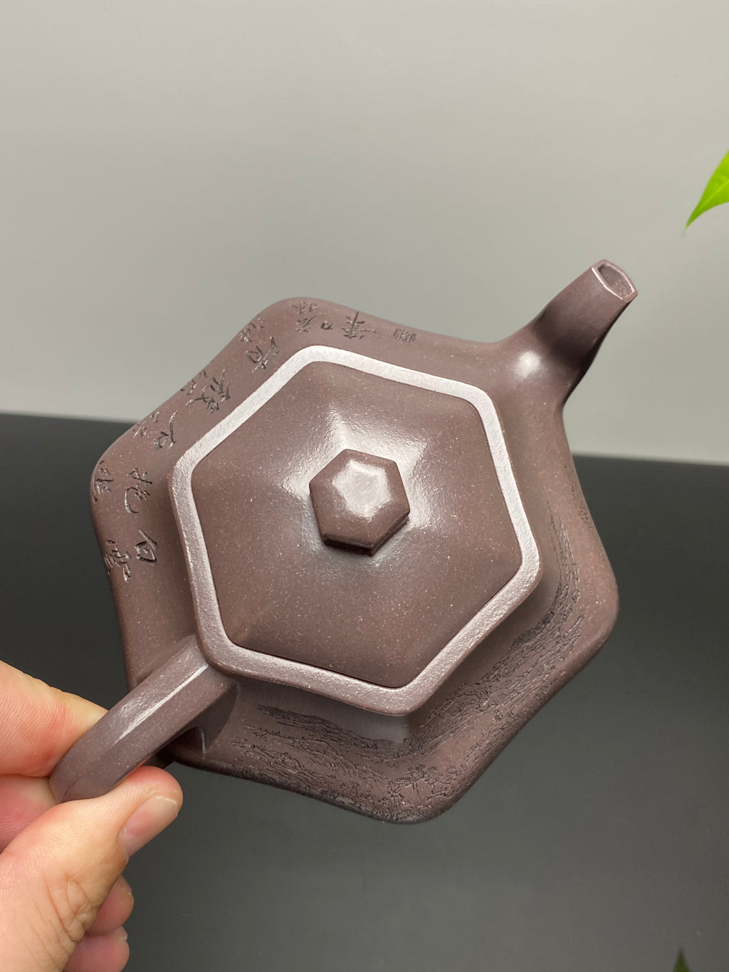 耿浩制～陈宏林刻绘 礼藏双绝重器｜紫砂界80后方器巨匠巅峰臻品《闲者六方壶》甄选原矿优质清灰泥·260cc，料工合一、品质顶级