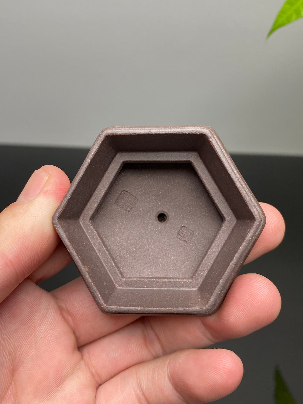 耿浩制～陈宏林刻绘 礼藏双绝重器｜紫砂界80后方器巨匠巅峰臻品《闲者六方壶》甄选原矿优质清灰泥·260cc，料工合一、品质顶级