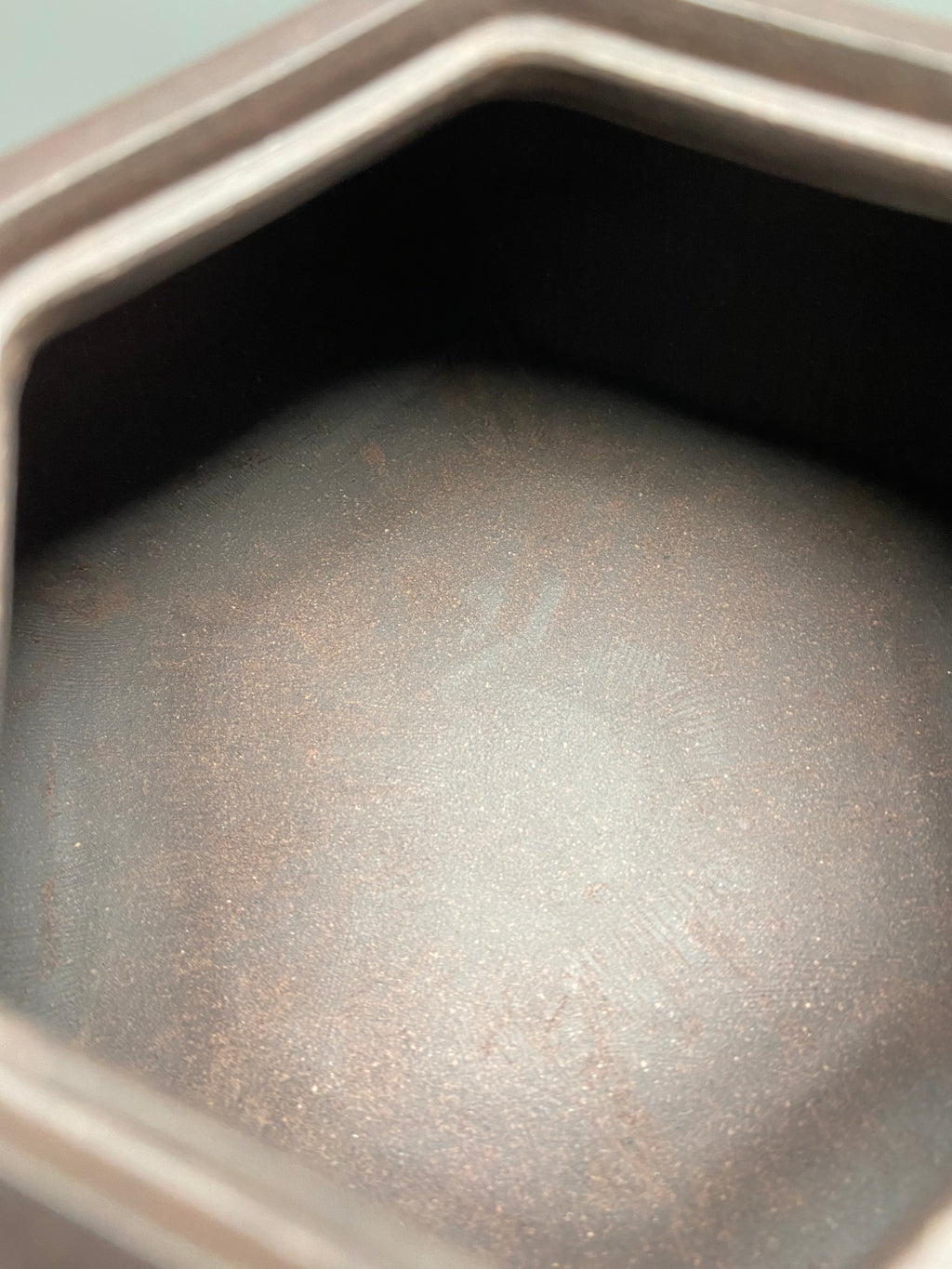 耿浩制～陈宏林刻绘 礼藏双绝重器｜紫砂界80后方器巨匠巅峰臻品《闲者六方壶》甄选原矿优质清灰泥·260cc，料工合一、品质顶级