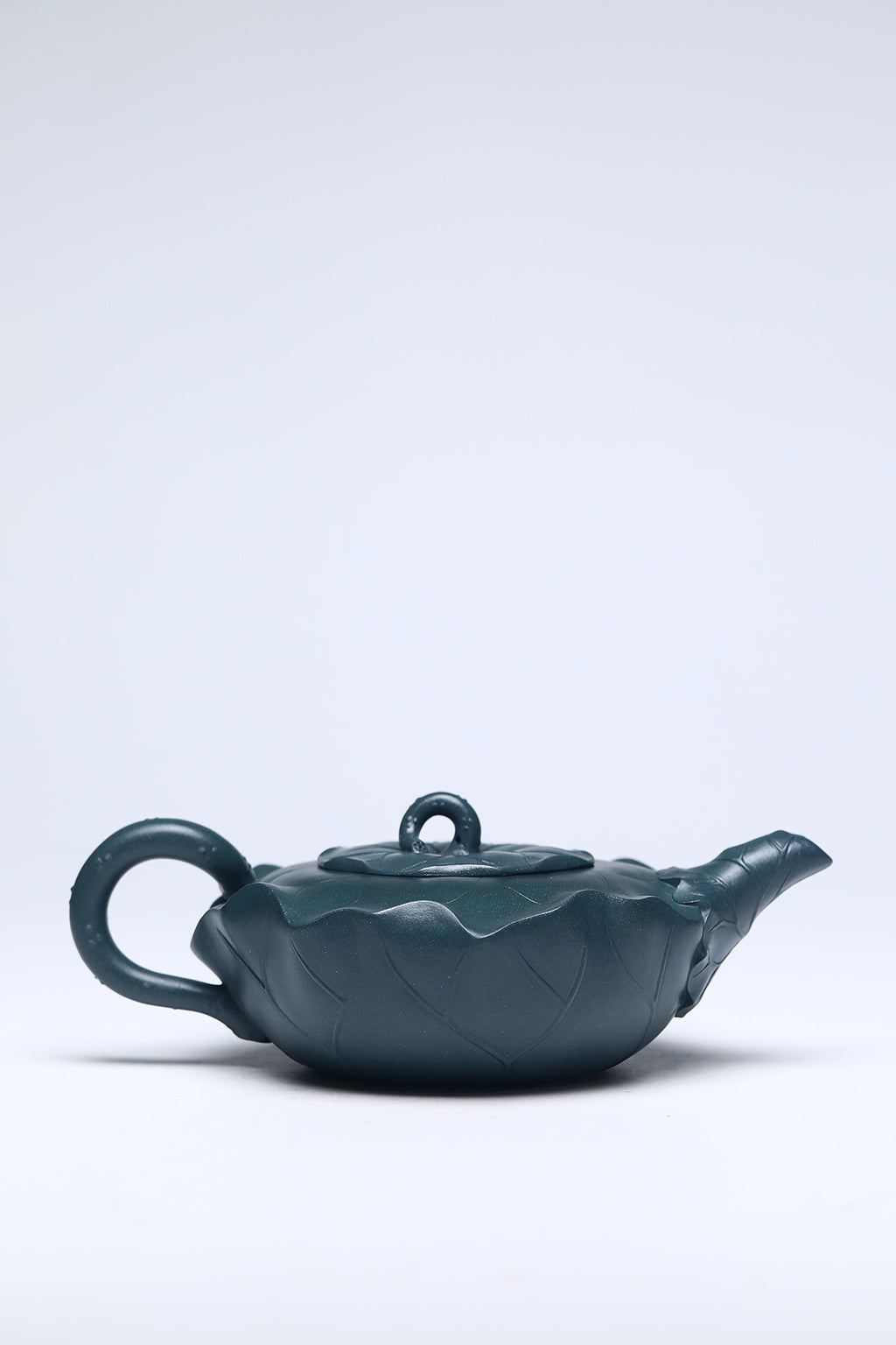 蒋蓉之女 传世花器｜蒋艺华·非遗紫砂顶流重器·大拍29万《小荷叶壶》——优质墨绿泥·160cc ——中国传统陶瓷艺术大师·蒋艺华 制