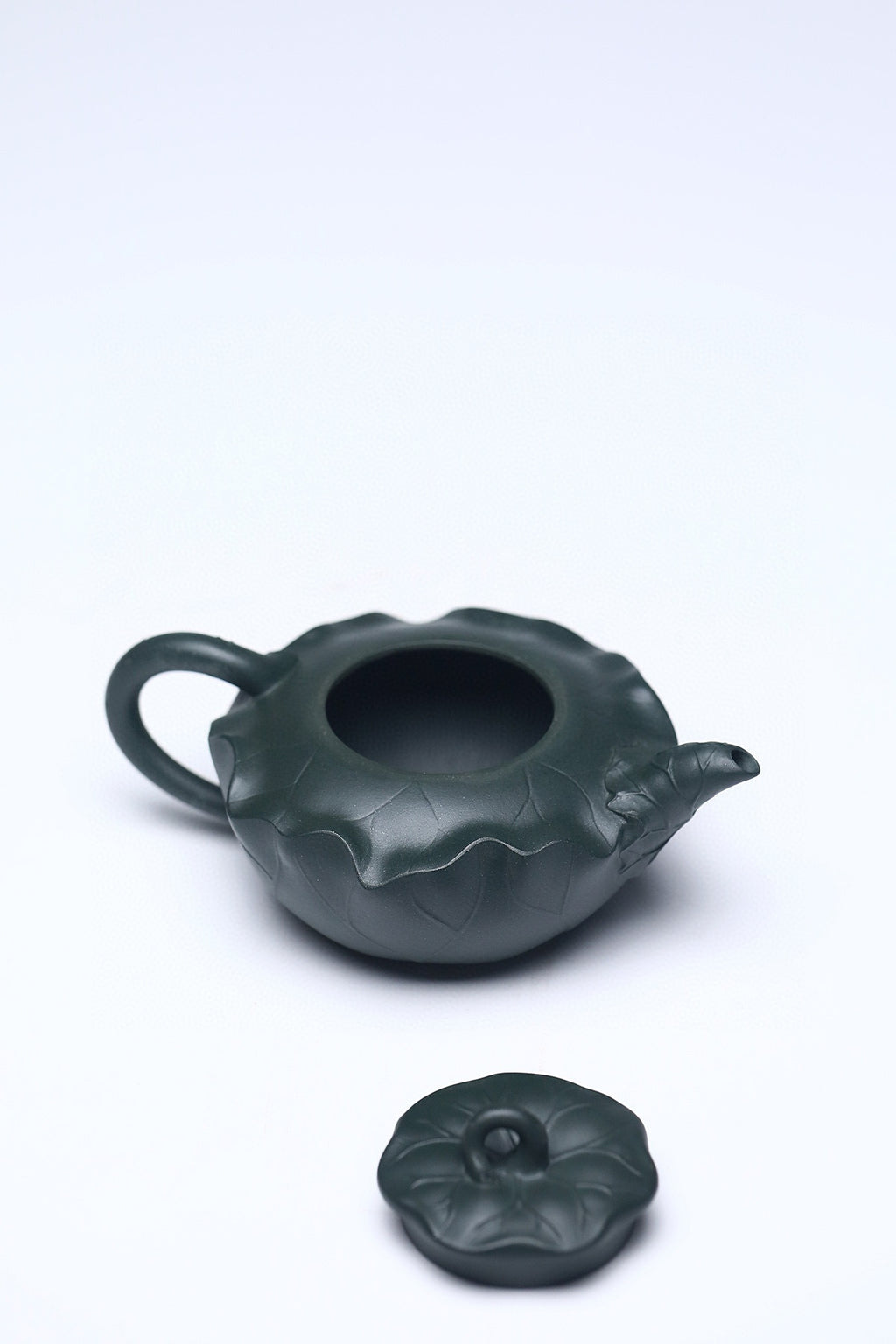 蒋蓉之女 传世花器｜蒋艺华·非遗紫砂顶流重器·大拍29万《小荷叶壶》——优质墨绿泥·160cc ——中国传统陶瓷艺术大师·蒋艺华 制
