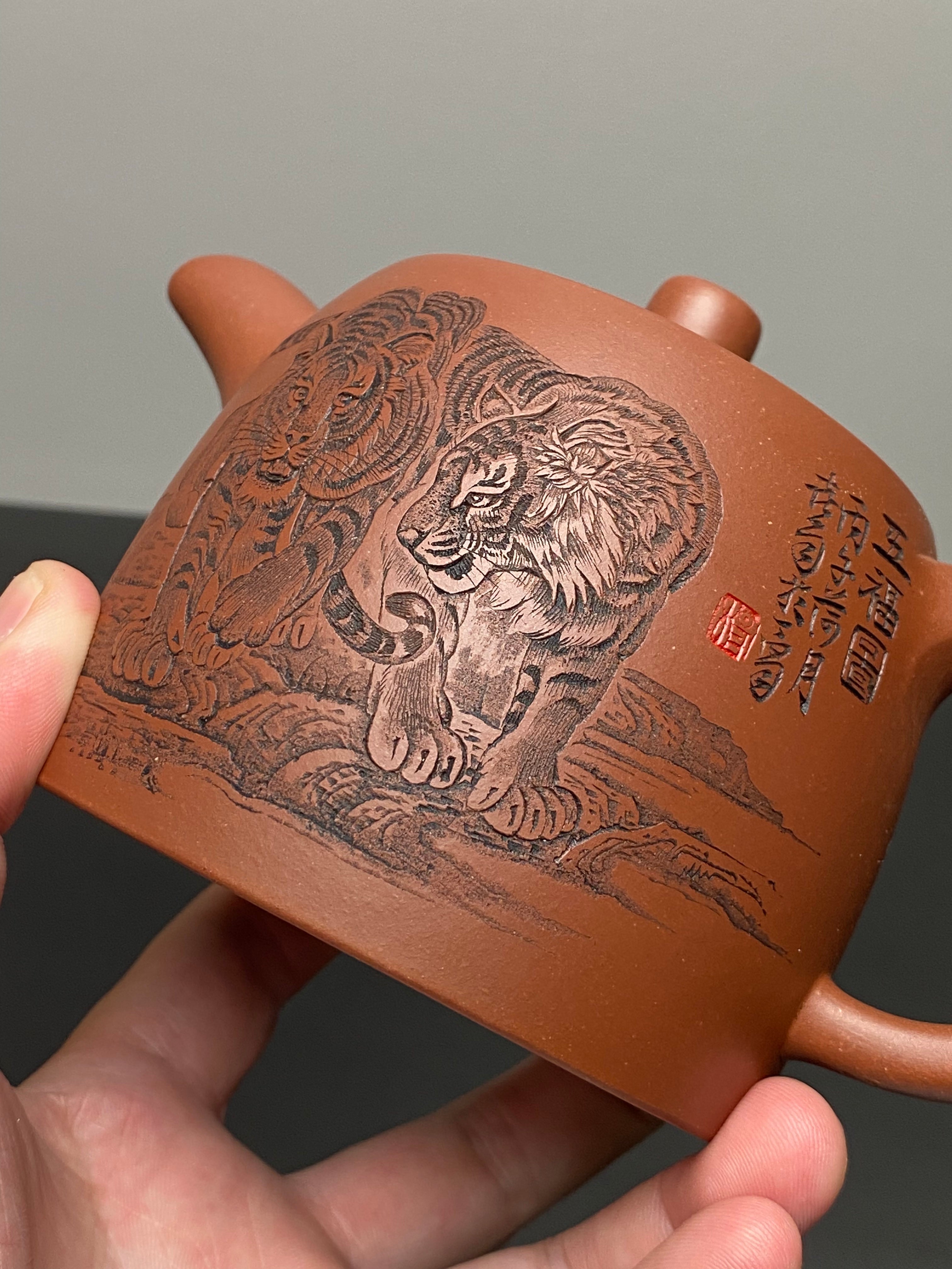 杨喜雨大师顶流臻品《井栏·五福图》五虎，形神兼备·礼藏双宜·传世重器！  ——原矿优质底槽清·430cc ——紫砂刻绘全能艺术名家·杨喜雨 亲工