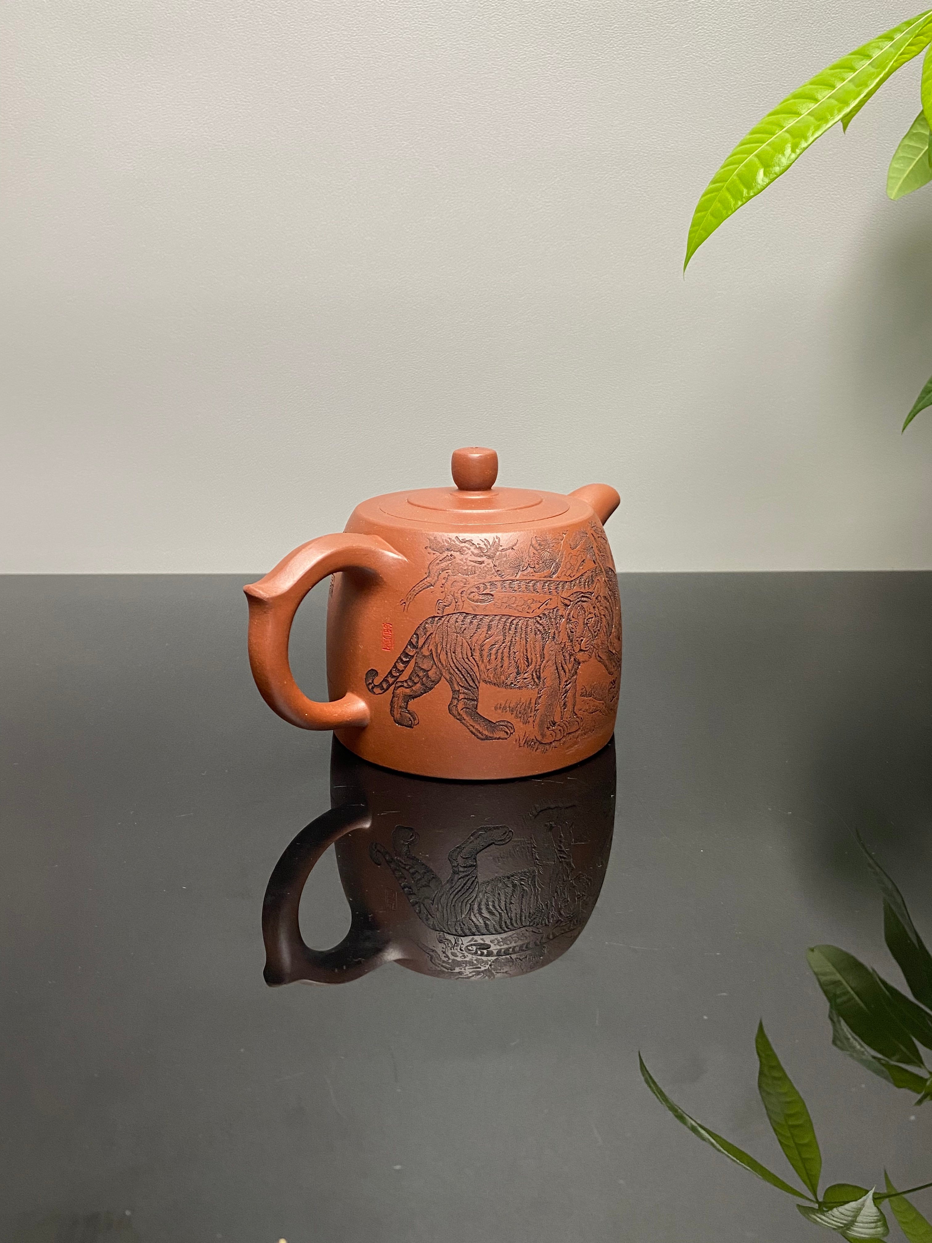 杨喜雨大师顶流臻品《井栏·五福图》五虎，形神兼备·礼藏双宜·传世重器！  ——原矿优质底槽清·430cc ——紫砂刻绘全能艺术名家·杨喜雨 亲工