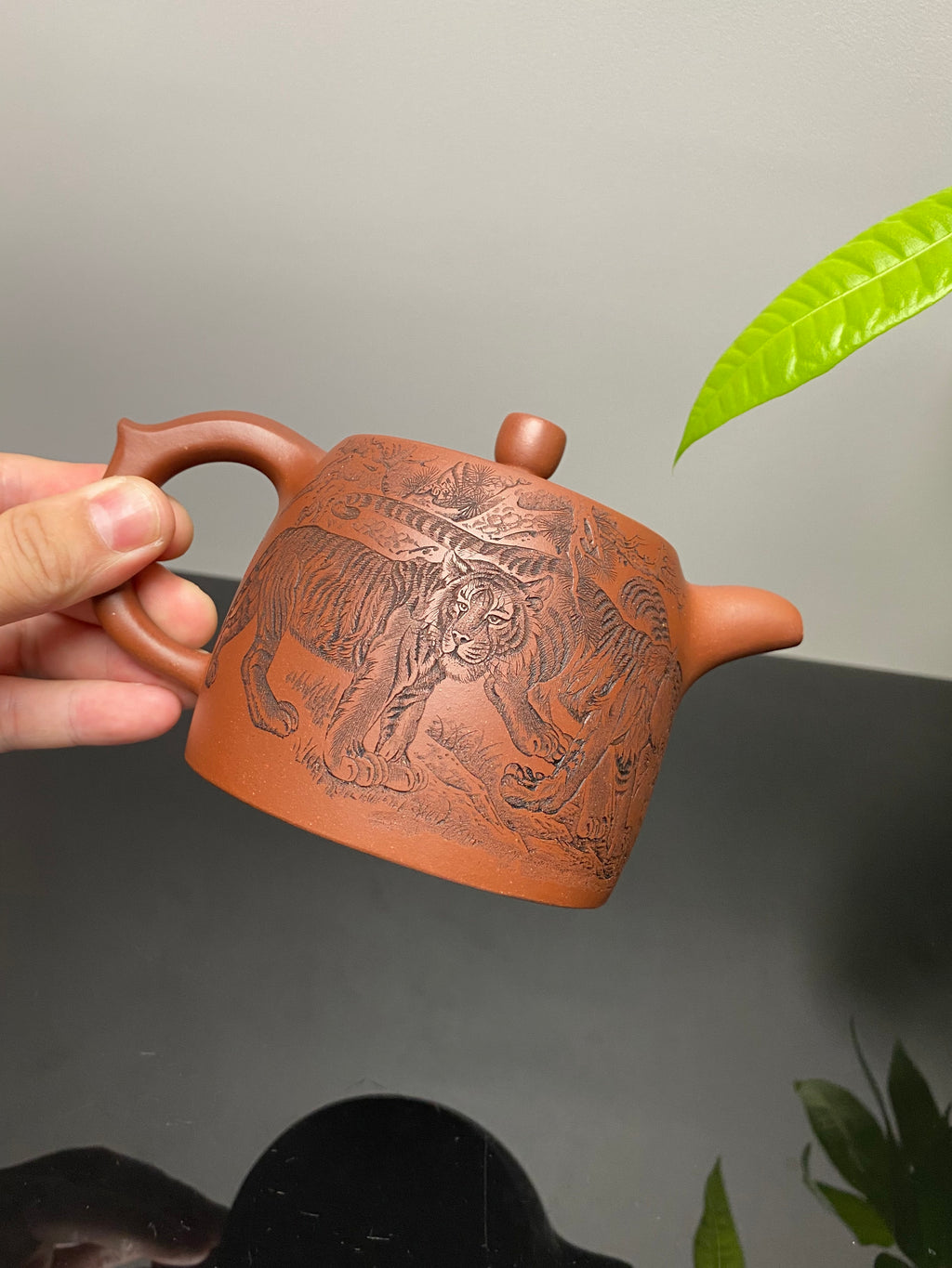 杨喜雨大师顶流臻品《井栏·五福图》五虎，形神兼备·礼藏双宜·传世重器！  ——原矿优质底槽清·430cc ——紫砂刻绘全能艺术名家·杨喜雨 亲工