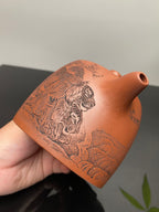 杨喜雨大师顶流臻品《井栏·五福图》五虎，形神兼备·礼藏双宜·传世重器！  ——原矿优质底槽清·430cc ——紫砂刻绘全能艺术名家·杨喜雨 亲工