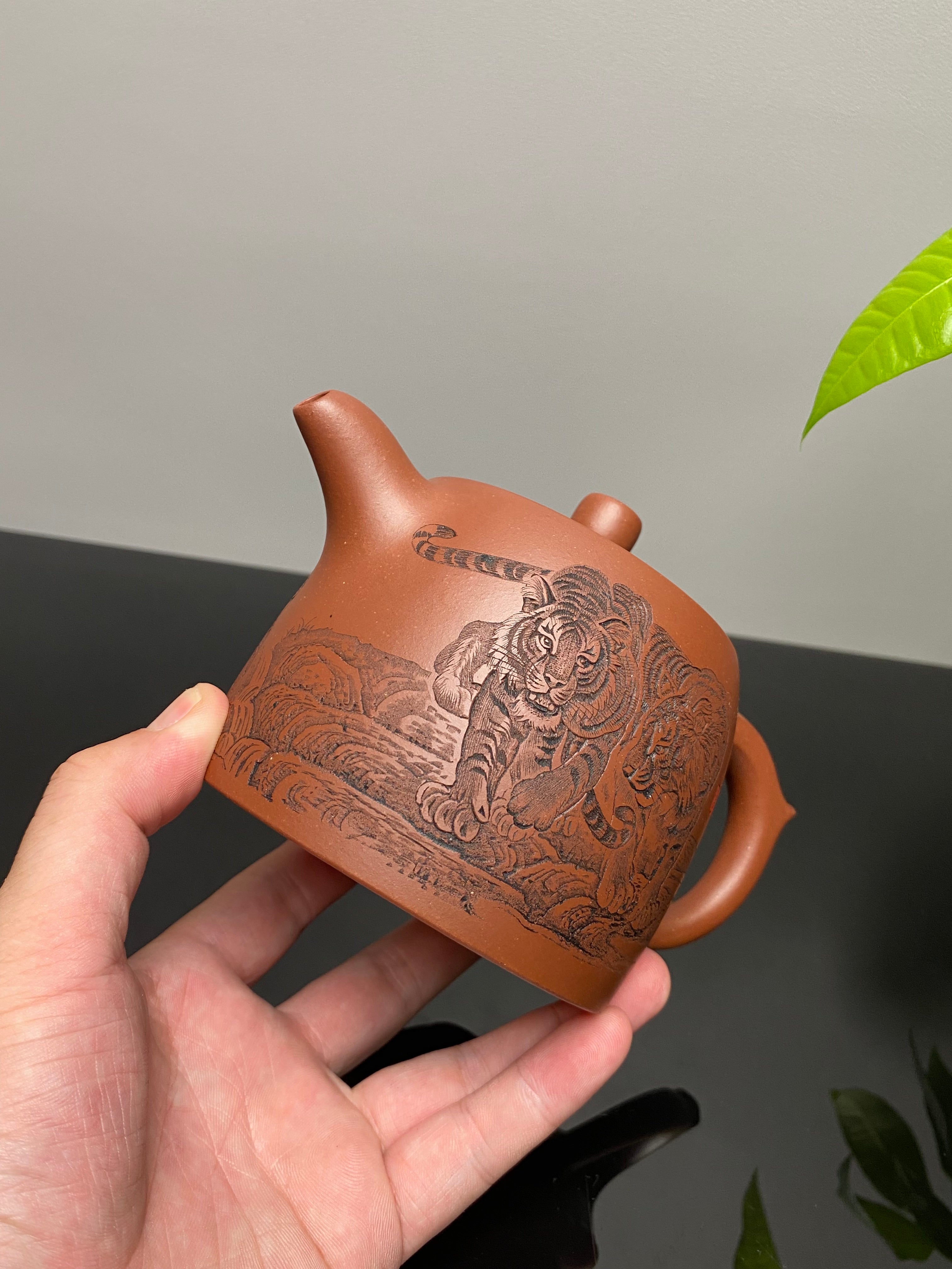 杨喜雨大师顶流臻品《井栏·五福图》五虎，形神兼备·礼藏双宜·传世重器！  ——原矿优质底槽清·430cc ——紫砂刻绘全能艺术名家·杨喜雨 亲工