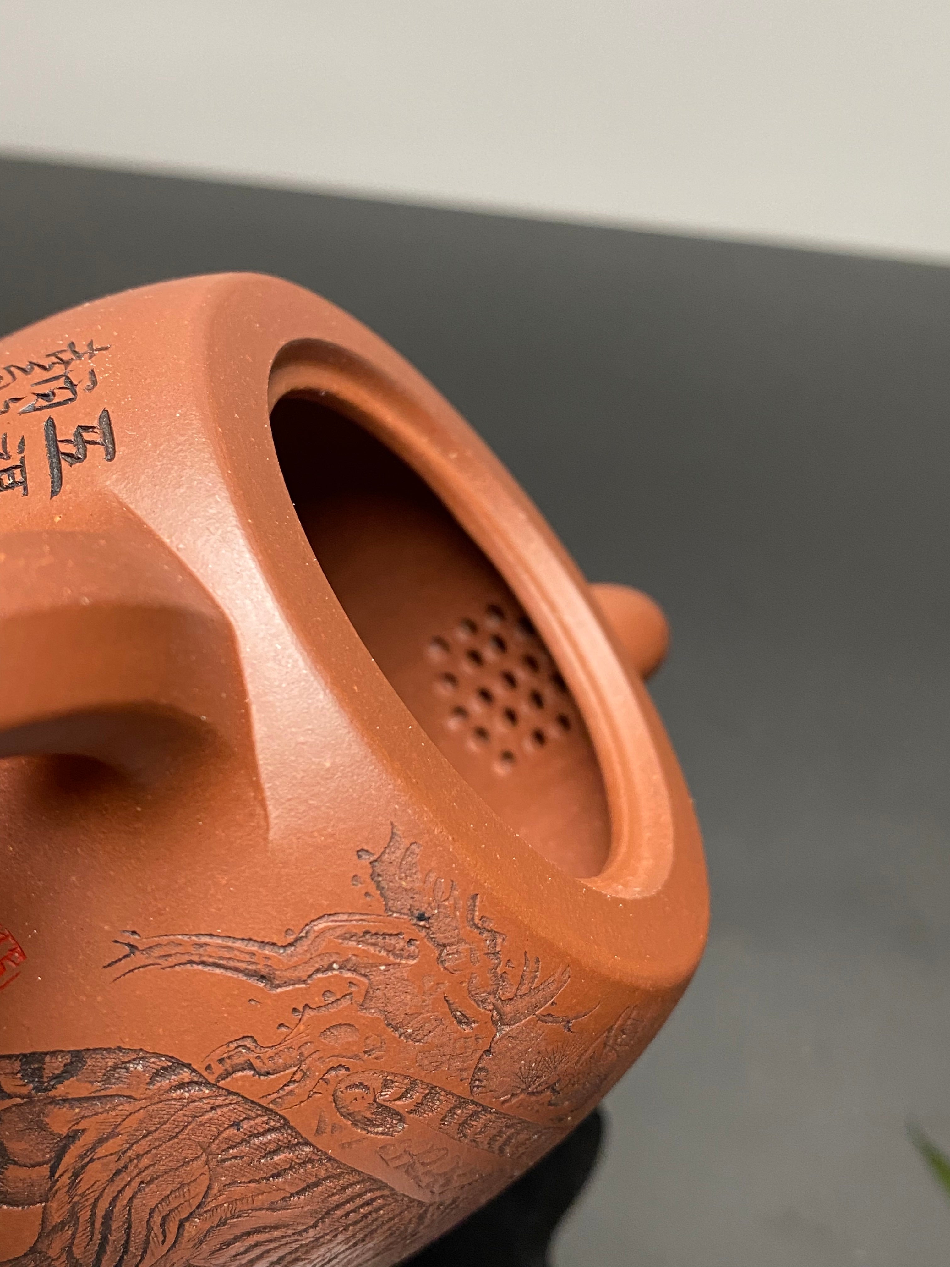 杨喜雨大师顶流臻品《井栏·五福图》五虎，形神兼备·礼藏双宜·传世重器！  ——原矿优质底槽清·430cc ——紫砂刻绘全能艺术名家·杨喜雨 亲工