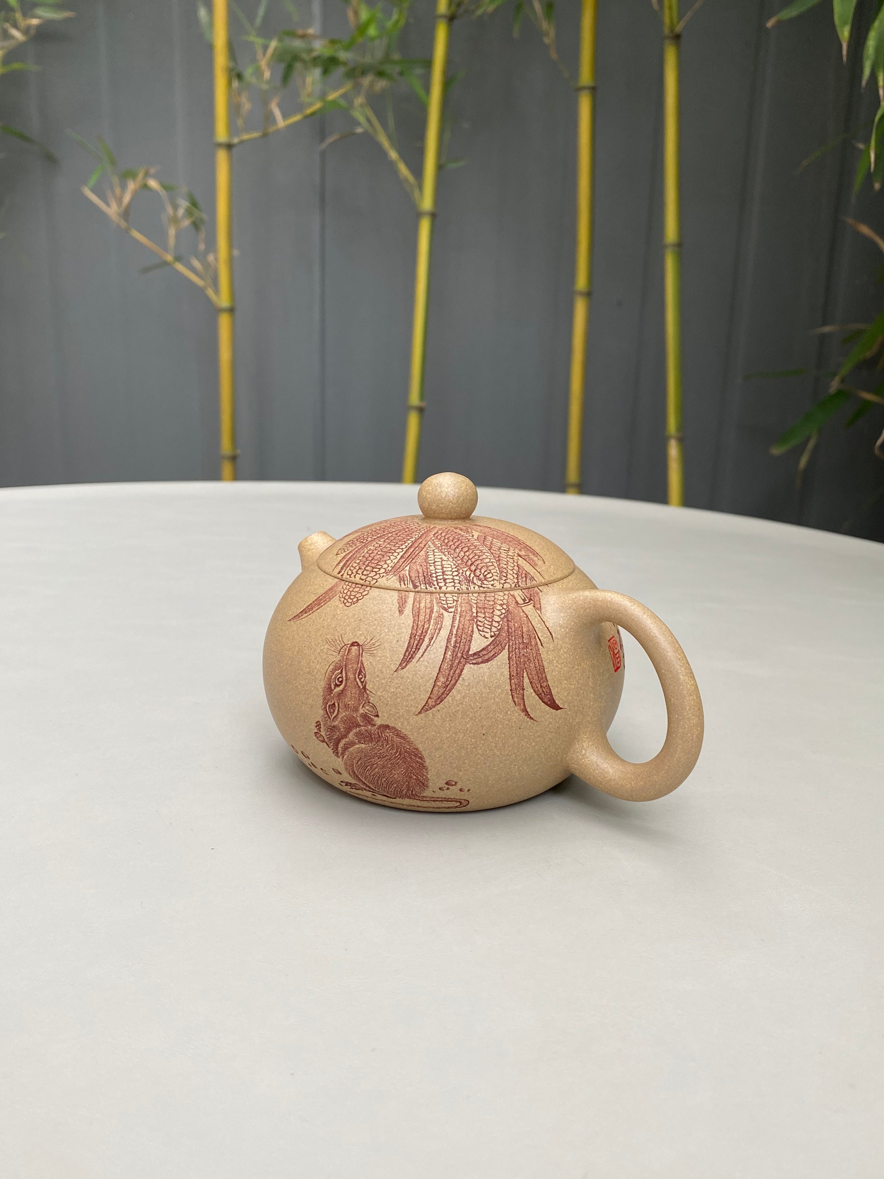 杨喜雨大师顶流臻品《西施壶》鼠兆丰年，形神兼备·礼藏双宜·传世重器！  ——原矿优质段泥·330cc ——紫砂刻绘全能艺术名家·杨喜雨 亲工