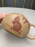 杨喜雨大师顶流臻品《西施壶》鼠兆丰年，形神兼备·礼藏双宜·传世重器！  ——原矿优质段泥·330cc ——紫砂刻绘全能艺术名家·杨喜雨 亲工