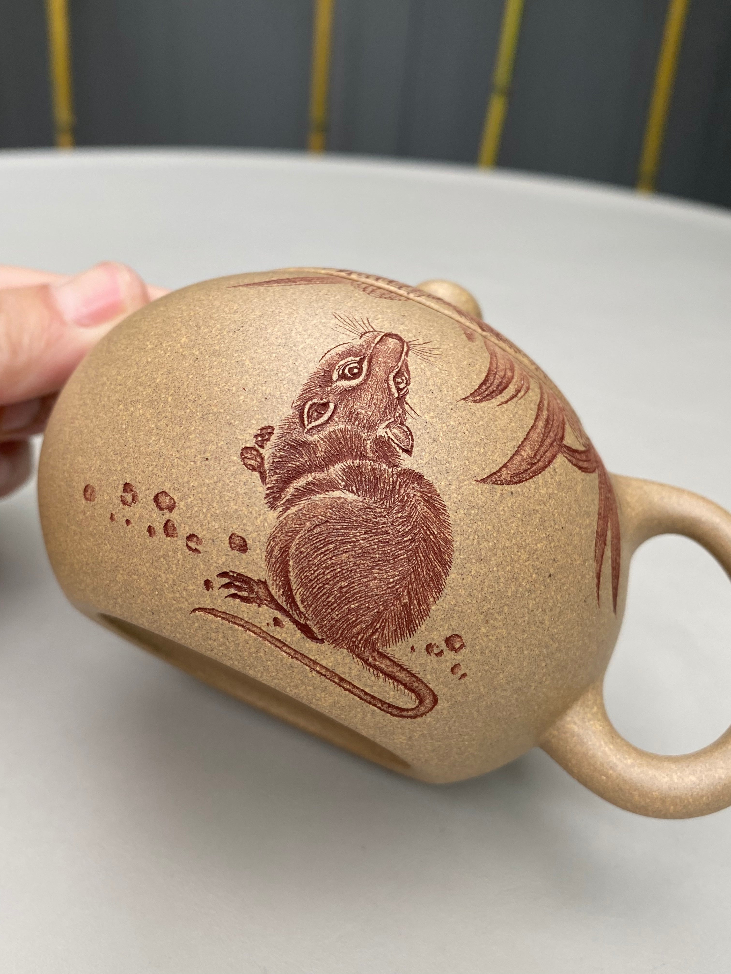 杨喜雨大师顶流臻品《西施壶》鼠兆丰年，形神兼备·礼藏双宜·传世重器！  ——原矿优质段泥·330cc ——紫砂刻绘全能艺术名家·杨喜雨 亲工