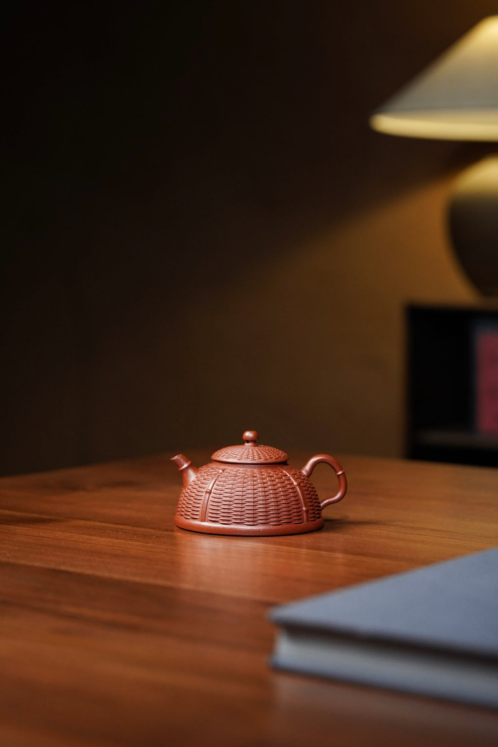 范泽锋高徒·邱爽紫砂潜力重器《竹编半月壶》是您礼藏皆宜的高端艺术品👍  ——原矿优质朱泥·130cc ——江苏省级大师·邱爽 亲制