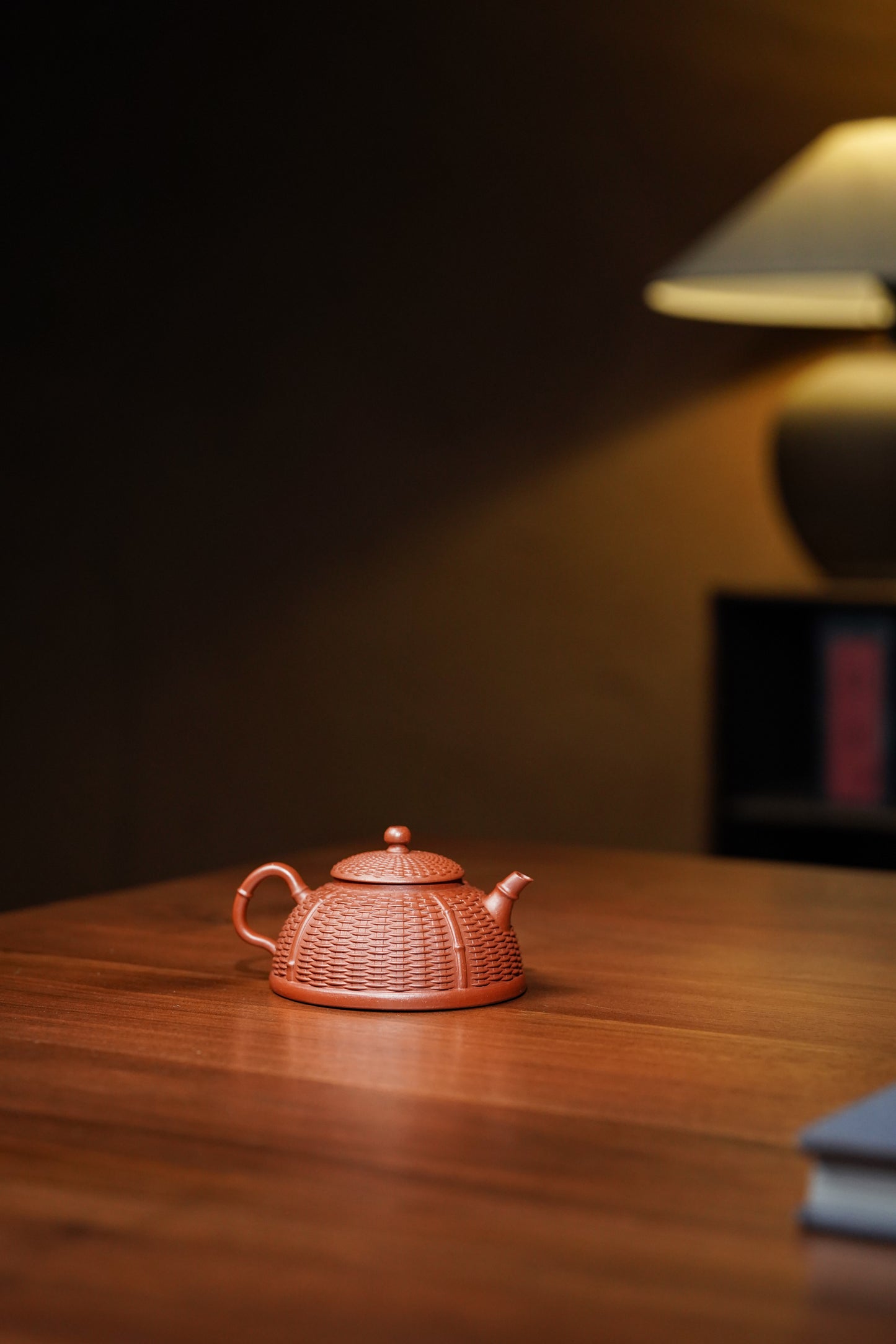 范泽锋高徒·邱爽紫砂潜力重器《竹编半月壶》是您礼藏皆宜的高端艺术品👍  ——原矿优质朱泥·130cc ——江苏省级大师·邱爽 亲制