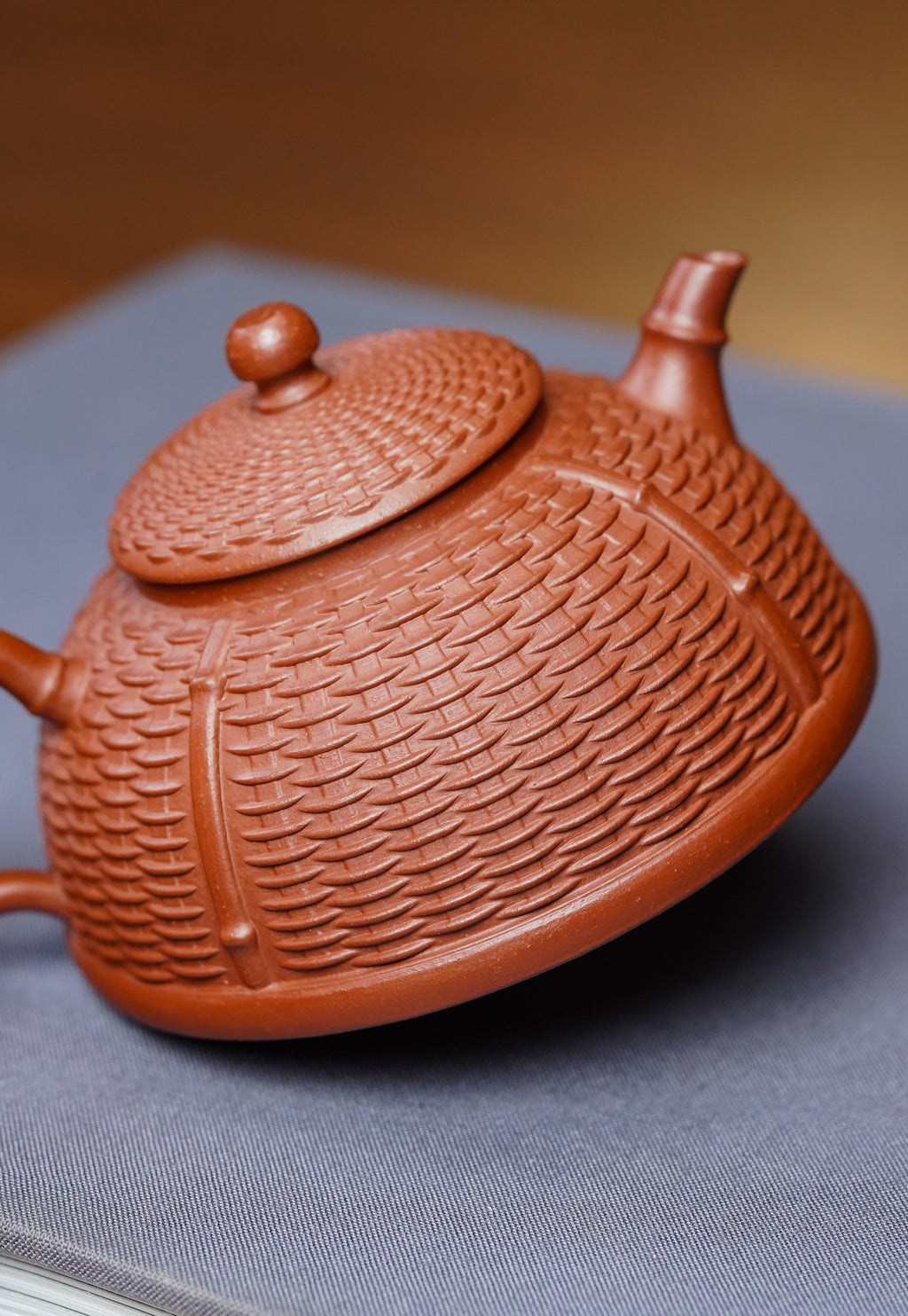 范泽锋高徒·邱爽紫砂潜力重器《竹编半月壶》是您礼藏皆宜的高端艺术品👍  ——原矿优质朱泥·130cc ——江苏省级大师·邱爽 亲制
