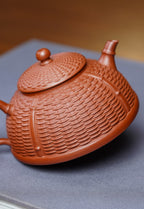 范泽锋高徒·邱爽紫砂潜力重器《竹编半月壶》是您礼藏皆宜的高端艺术品👍  ——原矿优质朱泥·130cc ——江苏省级大师·邱爽 亲制