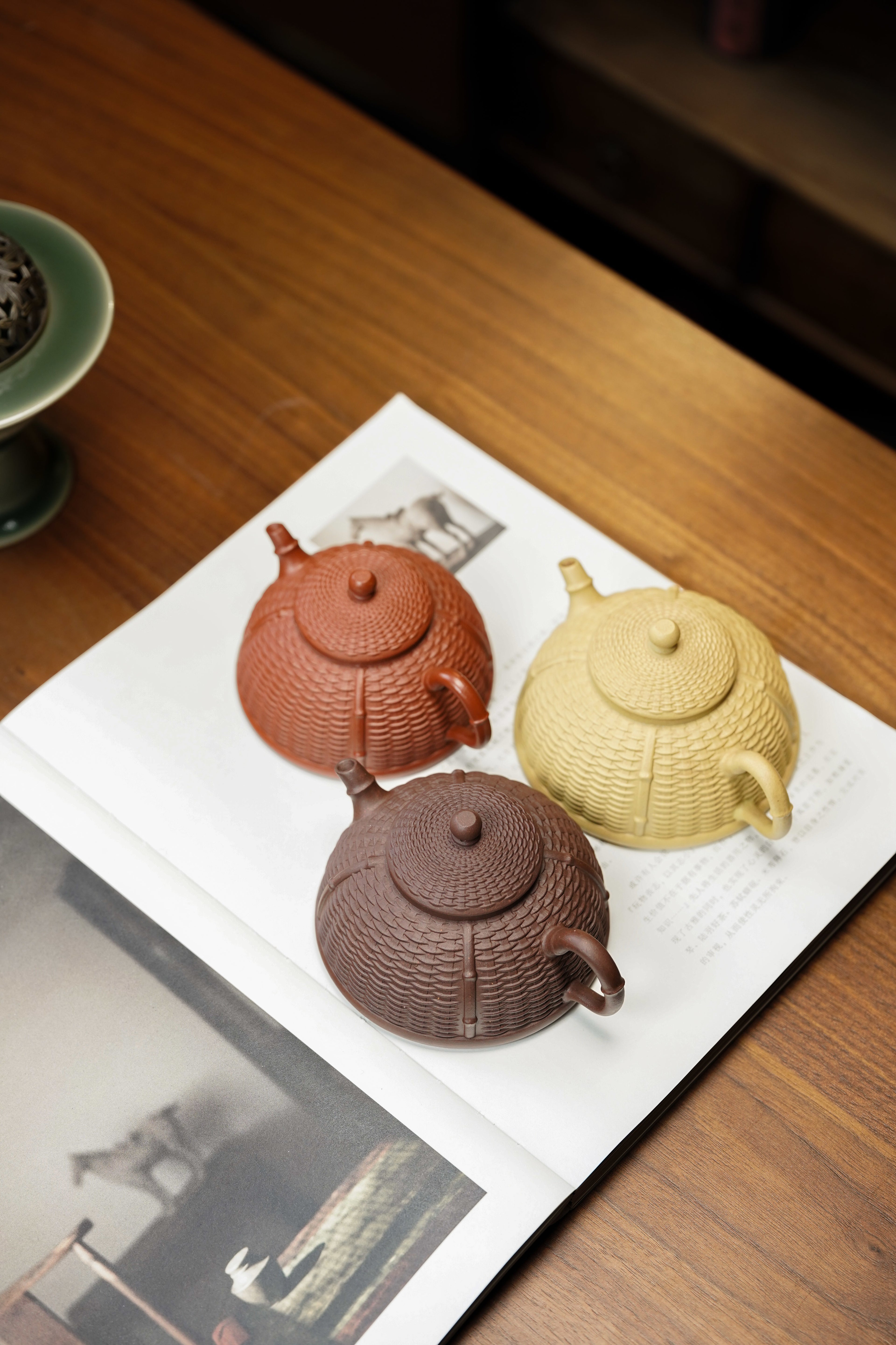 范泽锋高徒·邱爽紫砂潜力重器《竹编半月壶》是您礼藏皆宜的高端艺术品👍  ——原矿优质朱泥·130cc ——江苏省级大师·邱爽 亲制
