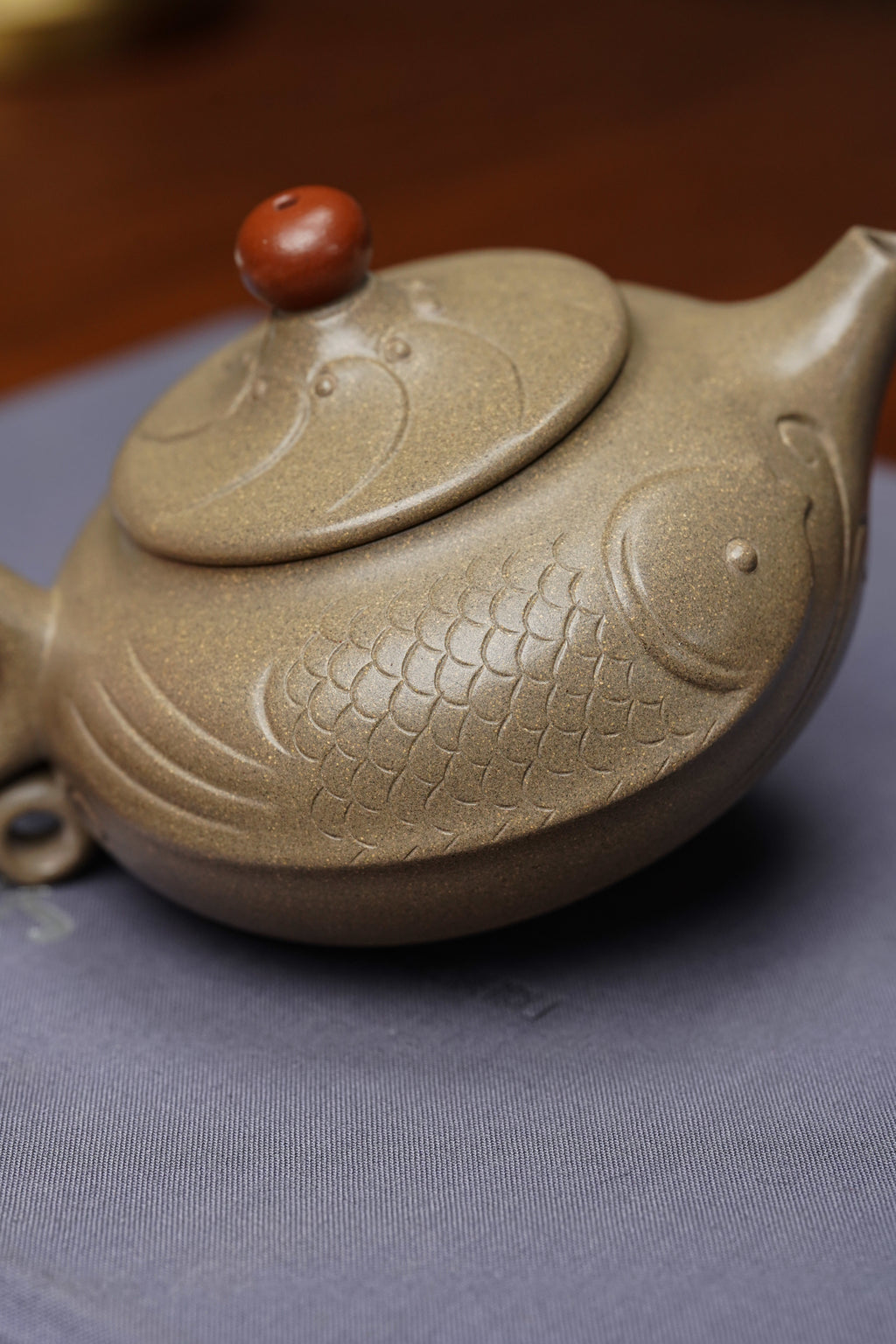 范泽锋高徒·邱爽紫砂潜力重器《年年有余壶》是您礼藏皆宜的高端艺术品👍  ——原矿优质蟹壳青段·220cc ——江苏省级大师·邱爽 亲制
