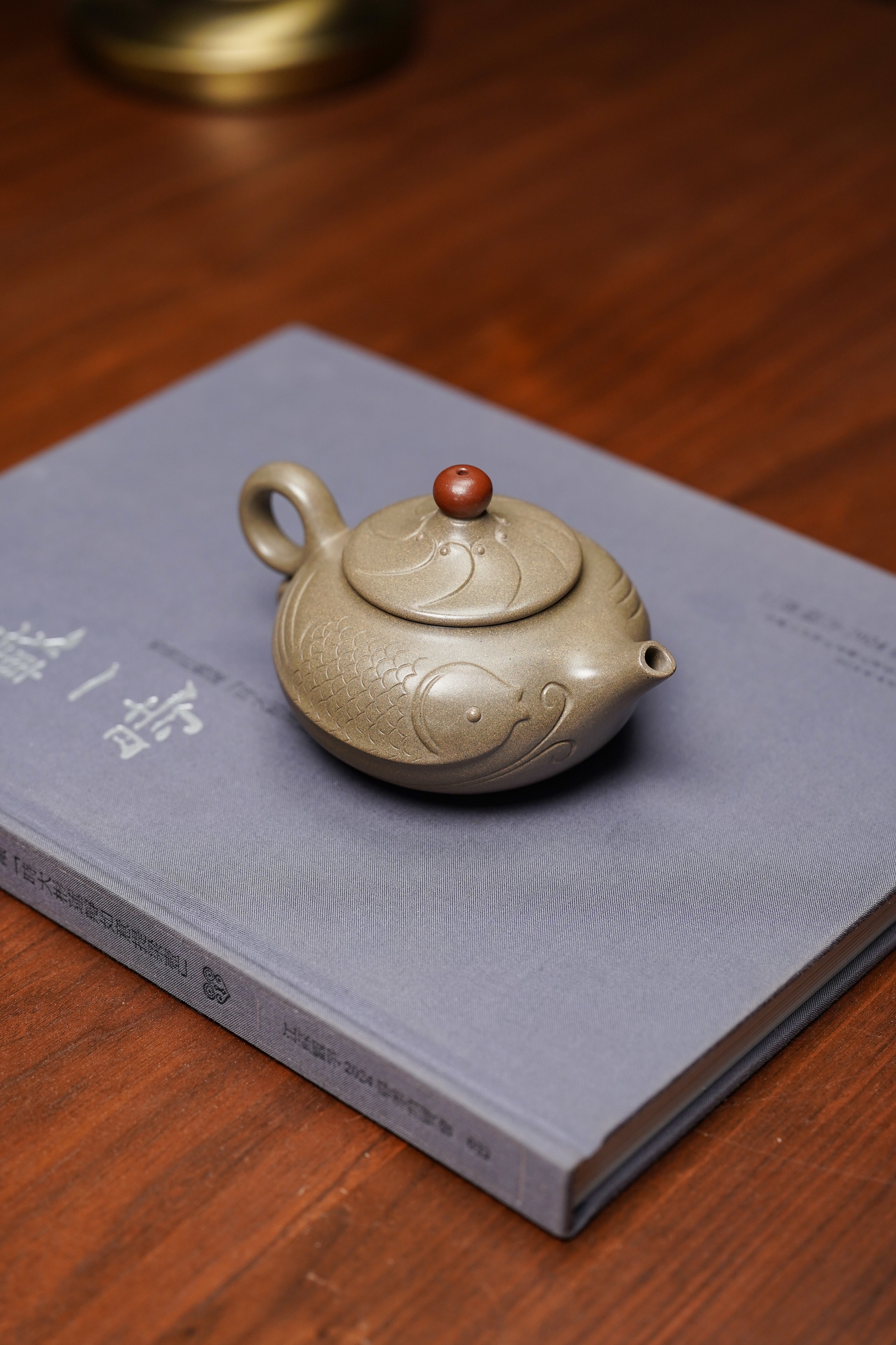 范泽锋高徒·邱爽紫砂潜力重器《年年有余壶》是您礼藏皆宜的高端艺术品👍  ——原矿优质蟹壳青段·220cc ——江苏省级大师·邱爽 亲制