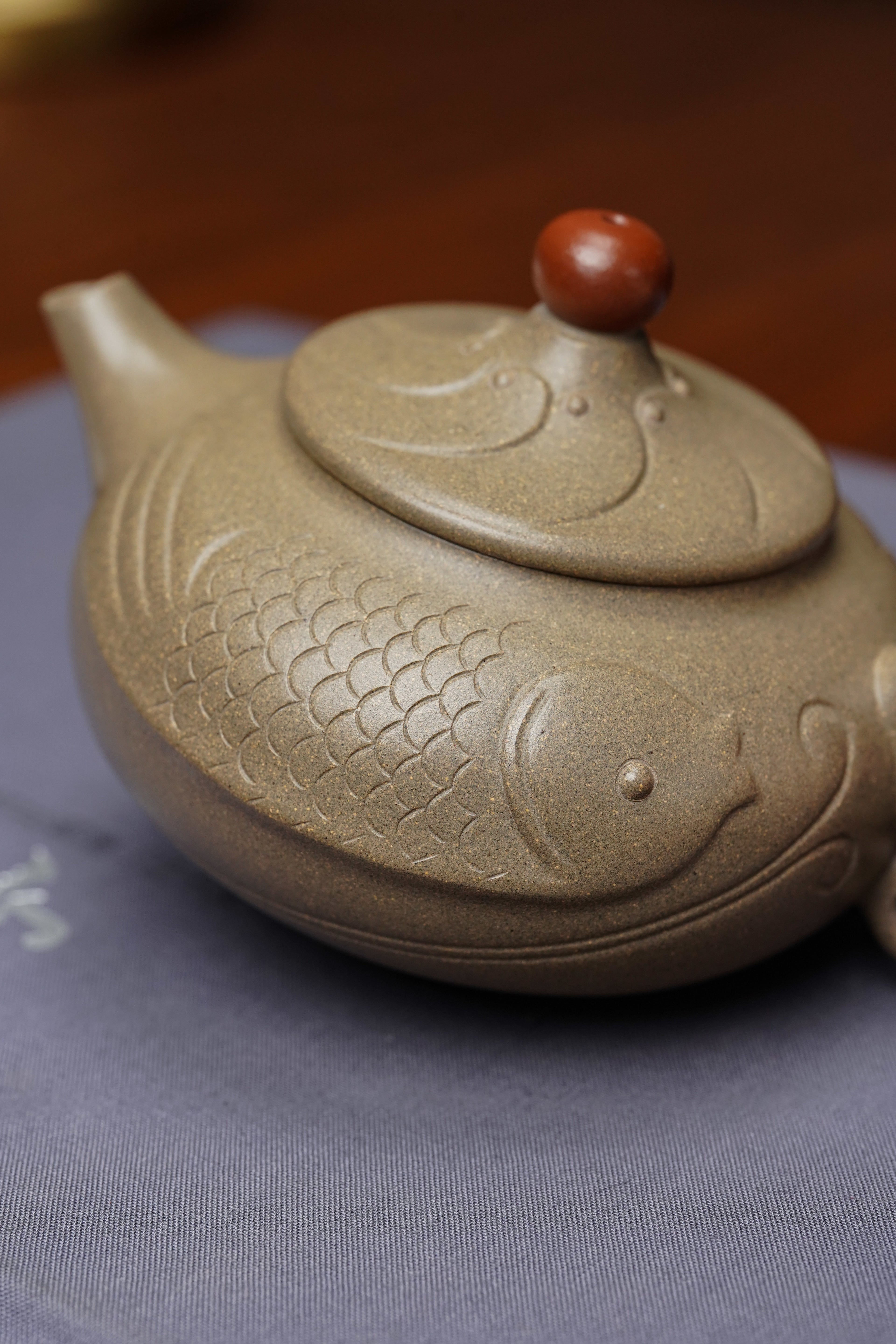 范泽锋高徒·邱爽紫砂潜力重器《年年有余壶》是您礼藏皆宜的高端艺术品👍  ——原矿优质蟹壳青段·220cc ——江苏省级大师·邱爽 亲制