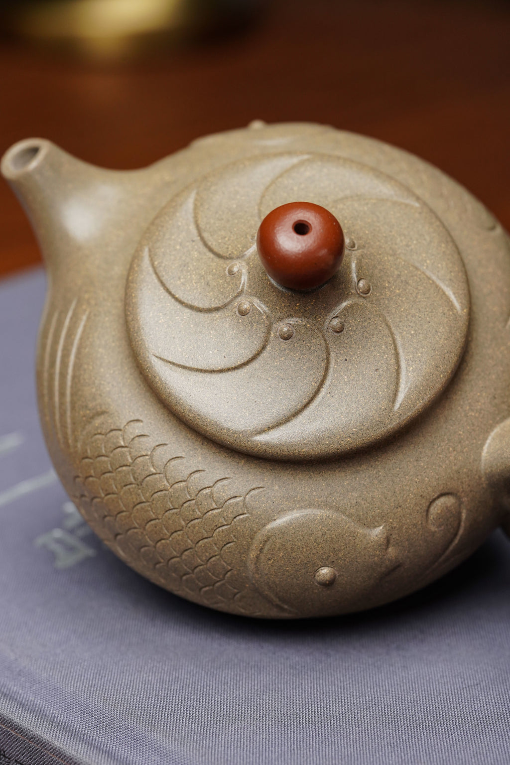 范泽锋高徒·邱爽紫砂潜力重器《年年有余壶》是您礼藏皆宜的高端艺术品👍  ——原矿优质蟹壳青段·220cc ——江苏省级大师·邱爽 亲制