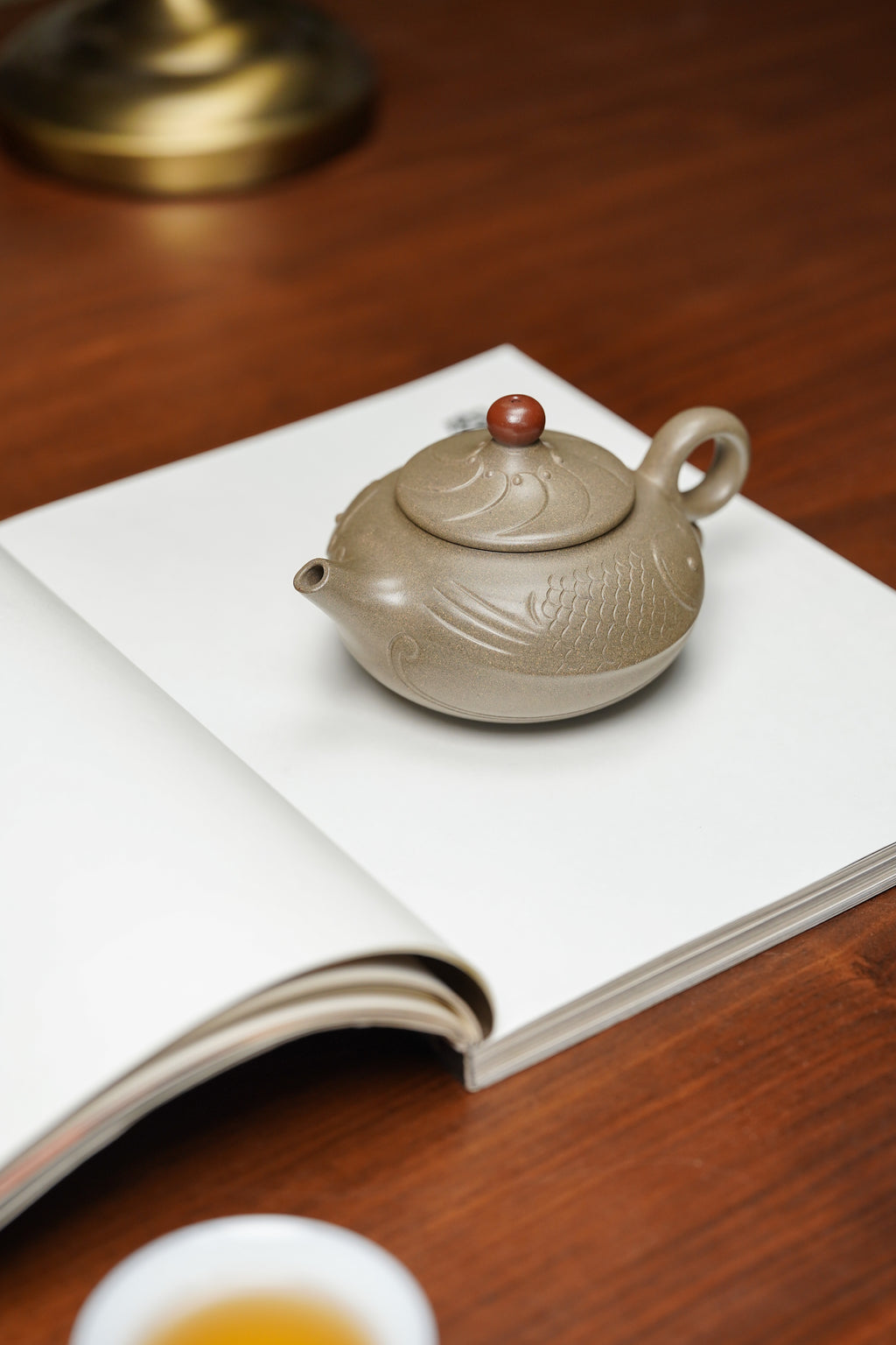 范泽锋高徒·邱爽紫砂潜力重器《年年有余壶》是您礼藏皆宜的高端艺术品👍  ——原矿优质蟹壳青段·220cc ——江苏省级大师·邱爽 亲制