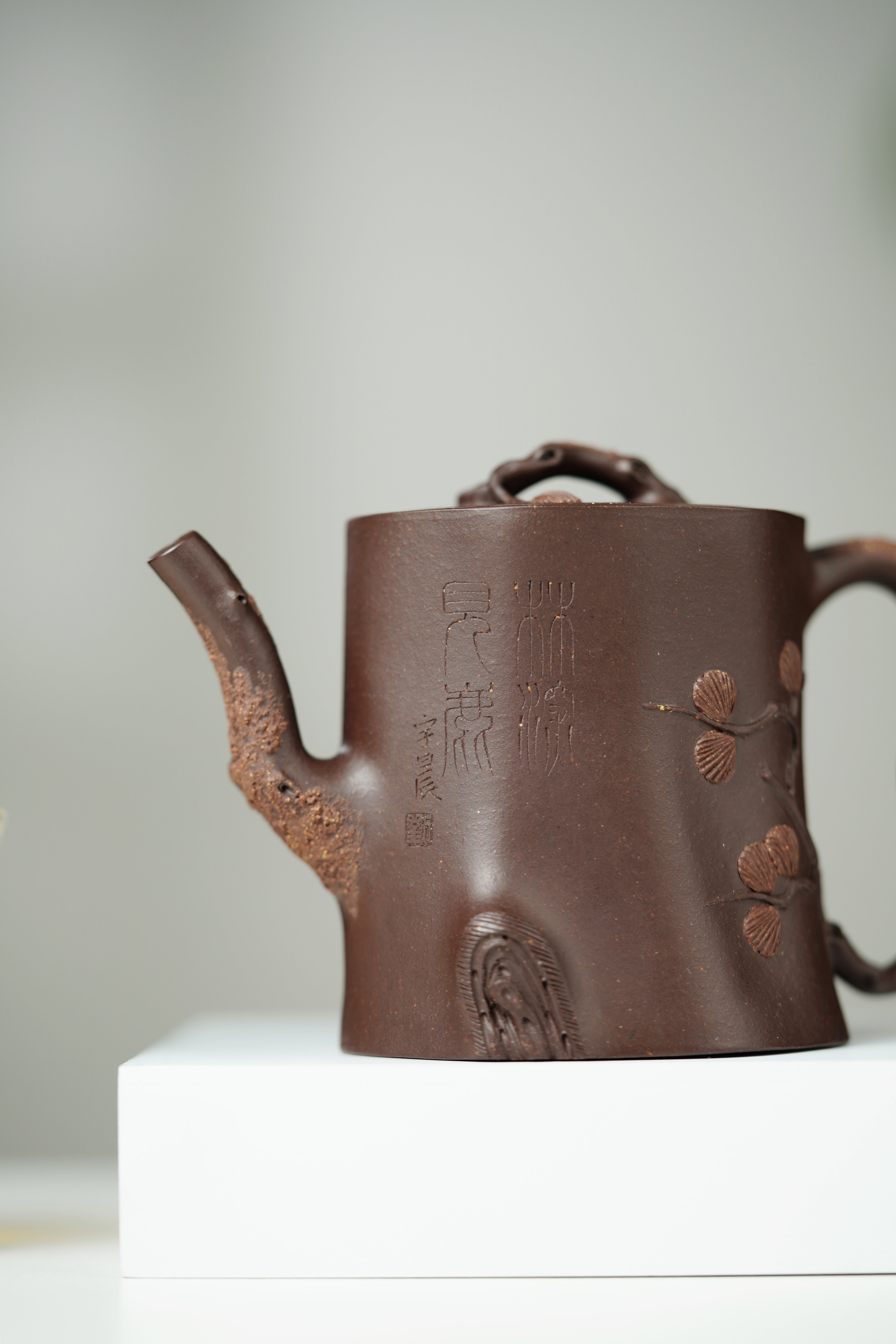 百年传承 紫砂世家｜大生壶第四代嫡传·省大师范秀芳臻品《鹿伴松幽壶》传世收藏·礼赠双绝重器！  ——原矿优质紫泥·200cc ——江苏省陶瓷艺术大师·范秀芳 制