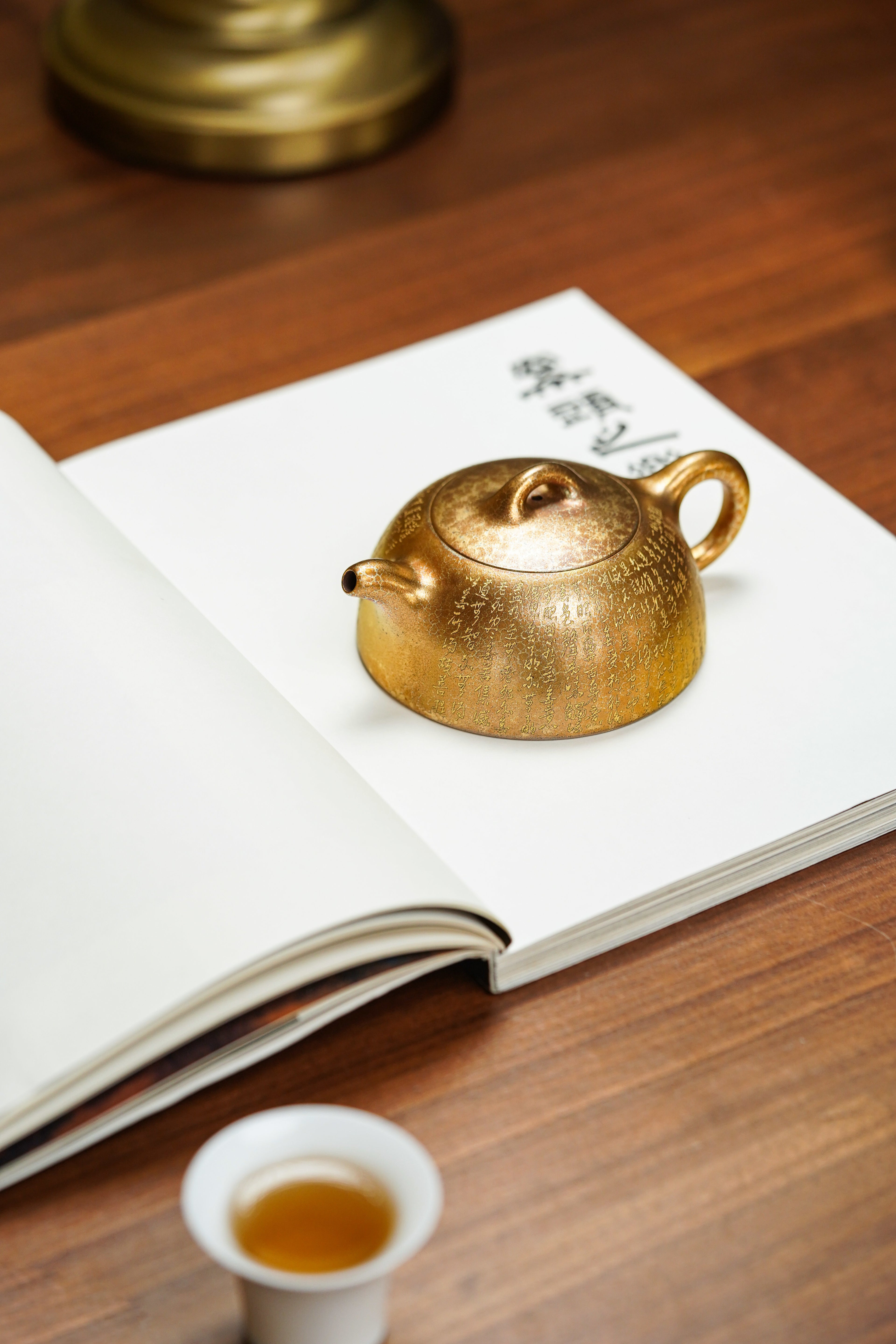 郑求标大师｜双心经至尊臻品【心经半月壶】禅意紫砂顶流｜礼藏传世之巅👍 ——原矿优质老紫泥·180cc(黄金贝壳烧) ——紫砂心经刻绘泰斗·郑求标 亲工恭刻