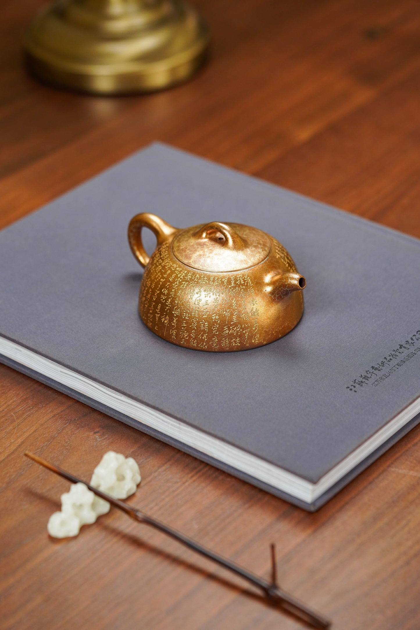 郑求标大师｜双心经至尊臻品【心经半月壶】禅意紫砂顶流｜礼藏传世之巅👍 ——原矿优质老紫泥·180cc(黄金贝壳烧) ——紫砂心经刻绘泰斗·郑求标 亲工恭刻