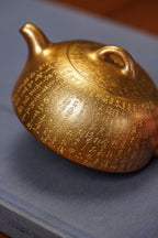 鄭求標大師｜雙心經至尊珍品【心經半月壺】禪意紫砂頂流｜禮藏傳世之巔👍 ——原礦優質老紫泥·180cc(黃金貝殼燒) ——紫砂心經刻繪泰斗·鄭求標 親工恭刻 - ZishaTeapotChina
