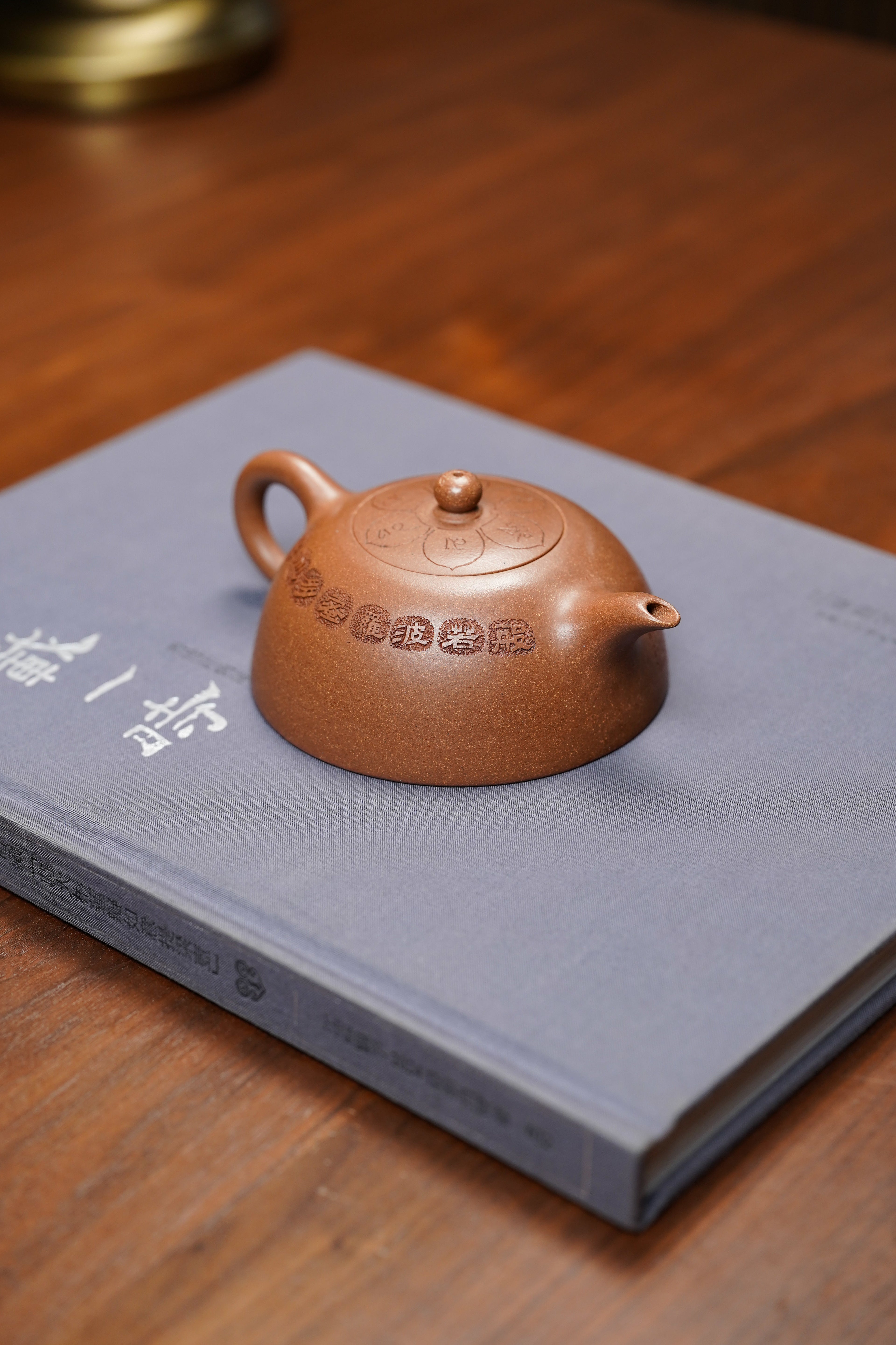 郑求标大师｜双心经至尊禅意臻品·大拍同系列+金奖+馆藏【小心经半月壶】礼藏传世重器👍 ——原矿优质玉成段·200cc ——紫砂心经刻绘大师·郑求标 恭刻