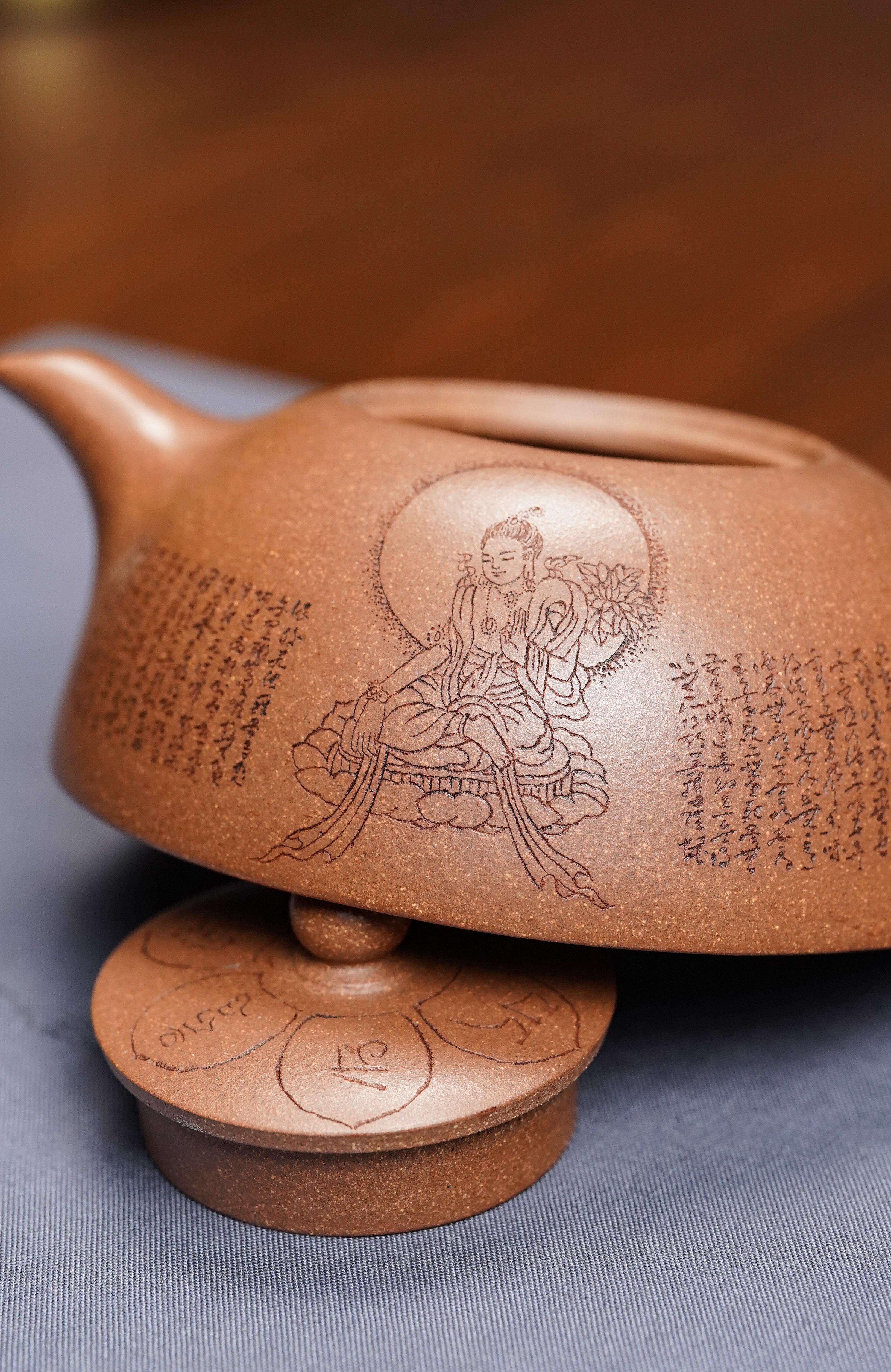 郑求标大师｜双心经至尊禅意臻品·大拍同系列+金奖+馆藏【小心经半月壶】礼藏传世重器👍 ——原矿优质玉成段·200cc ——紫砂心经刻绘大师·郑求标 恭刻