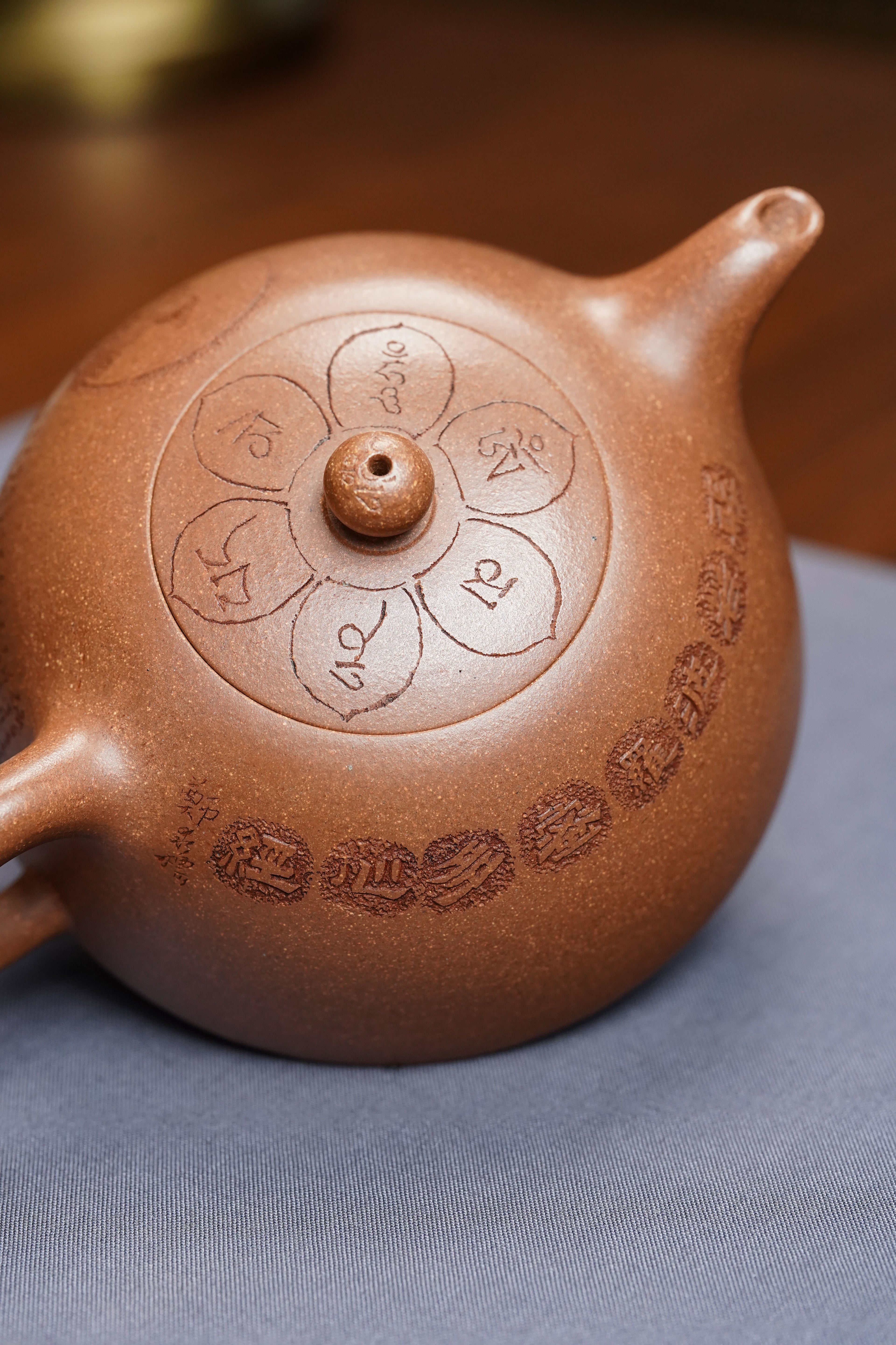 郑求标大师｜双心经至尊禅意臻品·大拍同系列+金奖+馆藏【小心经半月壶】礼藏传世重器👍 ——原矿优质玉成段·200cc ——紫砂心经刻绘大师·郑求标 恭刻