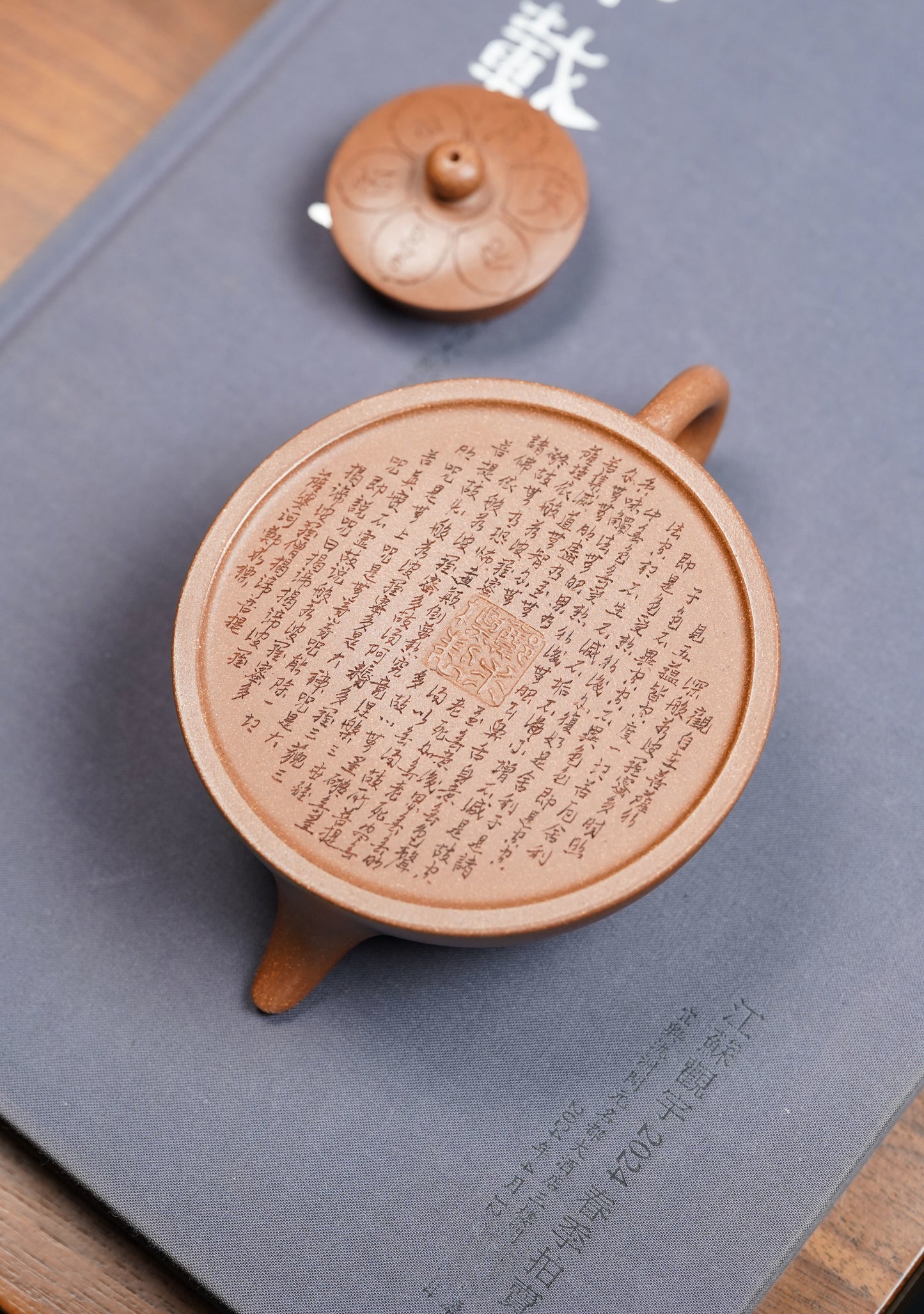 郑求标大师｜双心经至尊禅意臻品·大拍同系列+金奖+馆藏【小心经半月壶】礼藏传世重器👍 ——原矿优质玉成段·200cc ——紫砂心经刻绘大师·郑求标 恭刻