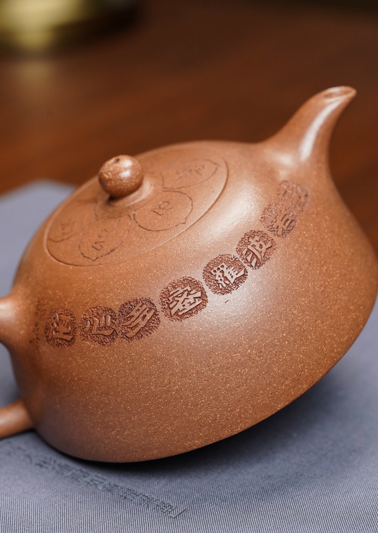 郑求标大师｜双心经至尊禅意臻品·大拍同系列+金奖+馆藏【小心经半月壶】礼藏传世重器👍 ——原矿优质玉成段·200cc ——紫砂心经刻绘大师·郑求标 恭刻
