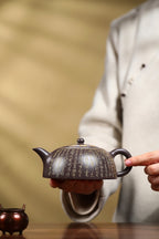鄭求標大師｜心經至尊禪意珍品·大拍9萬+館藏+金獎【心經半月壺】禮藏傳世重器👍 ——原礦優質天青泥·320cc ——紫砂心經刻繪大師·鄭求標 恭刻 - ZishaTeapotChina