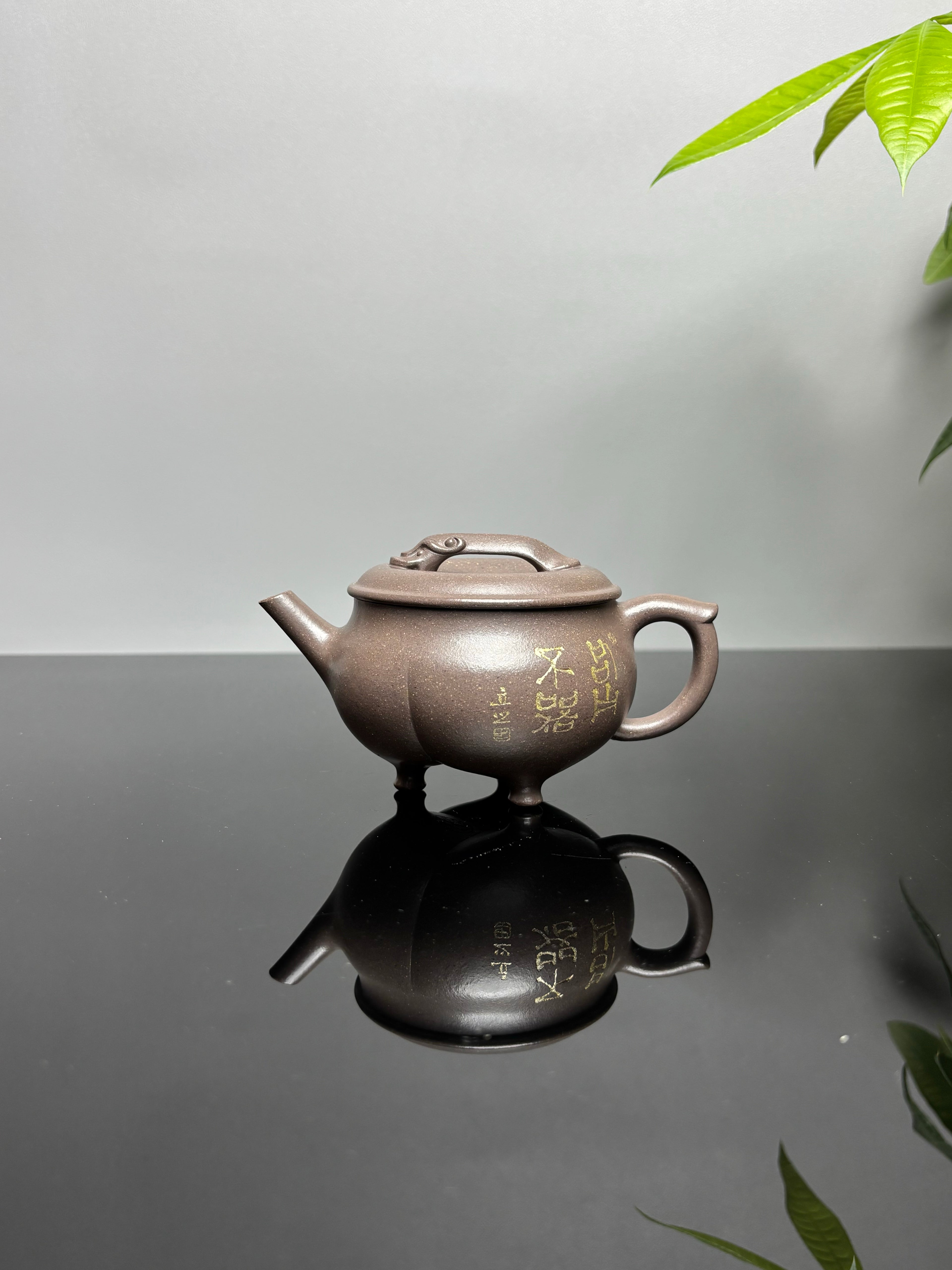 储立之大师传世典藏重器《储氏八式·夔龙壶》是礼藏双宜首选的高端艺术品！  ——原矿优质梨皮青灰泥·200cc ——江苏省工艺美术大师·储立之 之作
