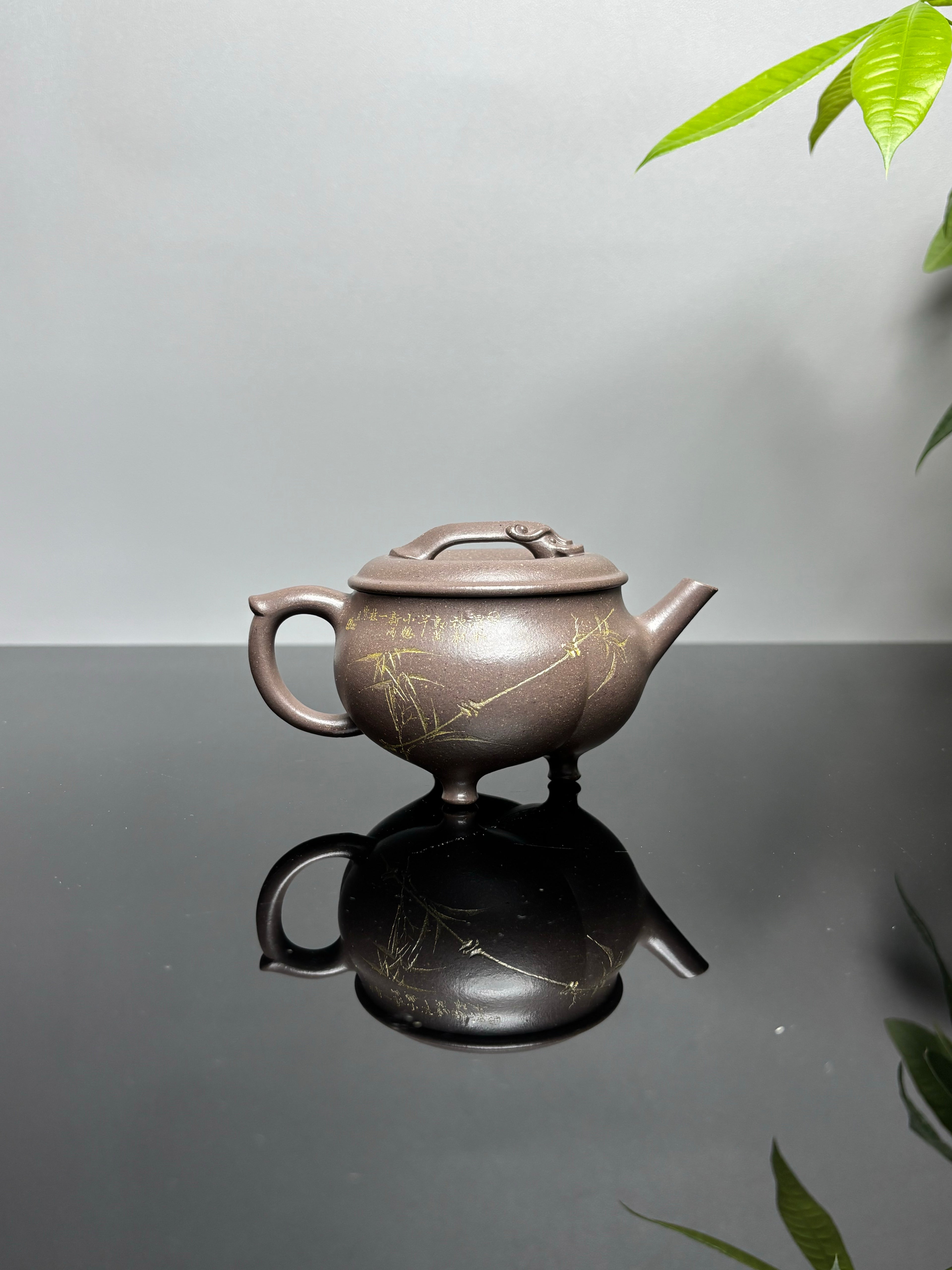 储立之大师传世典藏重器《储氏八式·夔龙壶》是礼藏双宜首选的高端艺术品！  ——原矿优质梨皮青灰泥·200cc ——江苏省工艺美术大师·储立之 之作