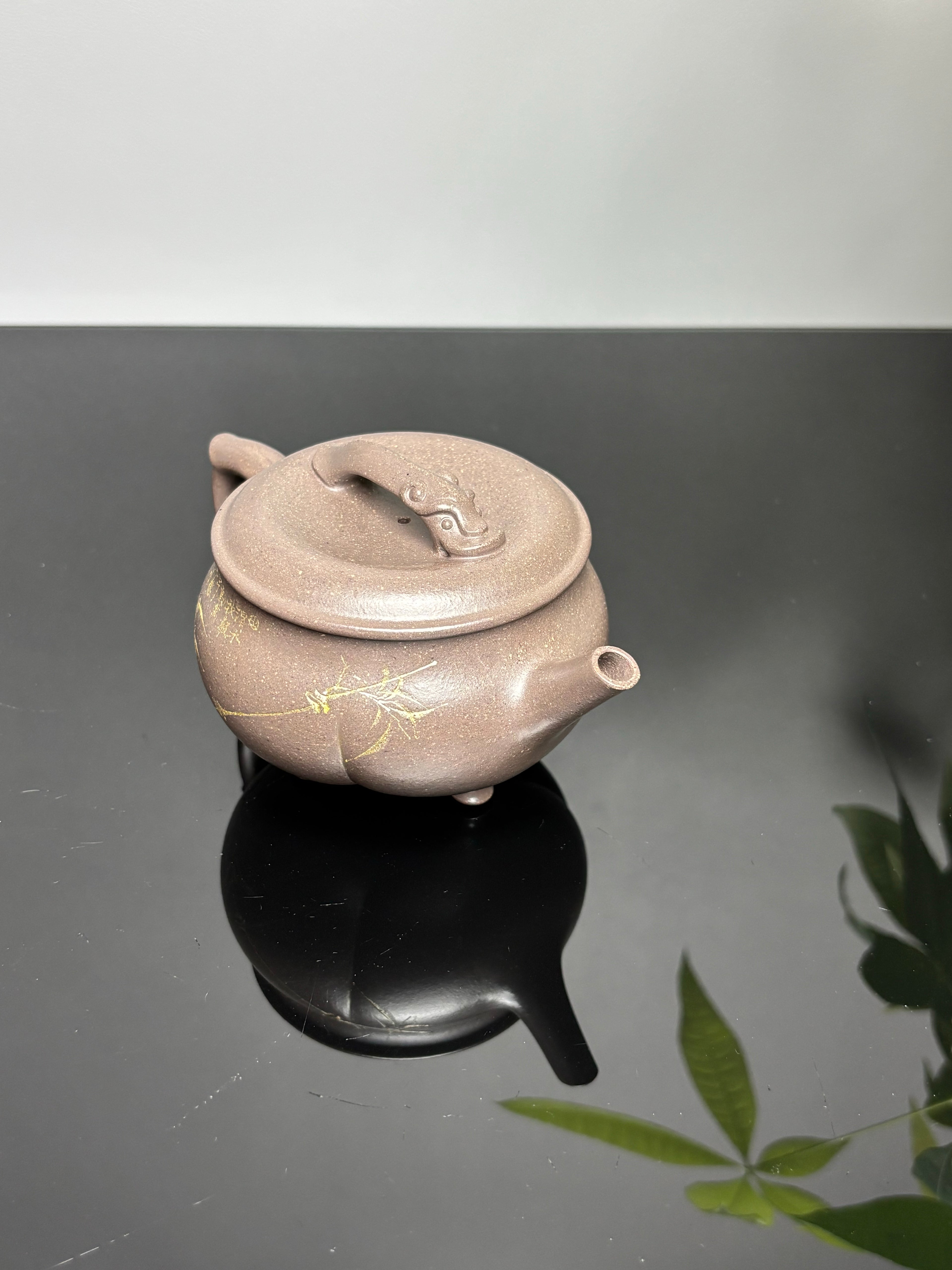 储立之大师传世典藏重器《储氏八式·夔龙壶》是礼藏双宜首选的高端艺术品！  ——原矿优质梨皮青灰泥·200cc ——江苏省工艺美术大师·储立之 之作