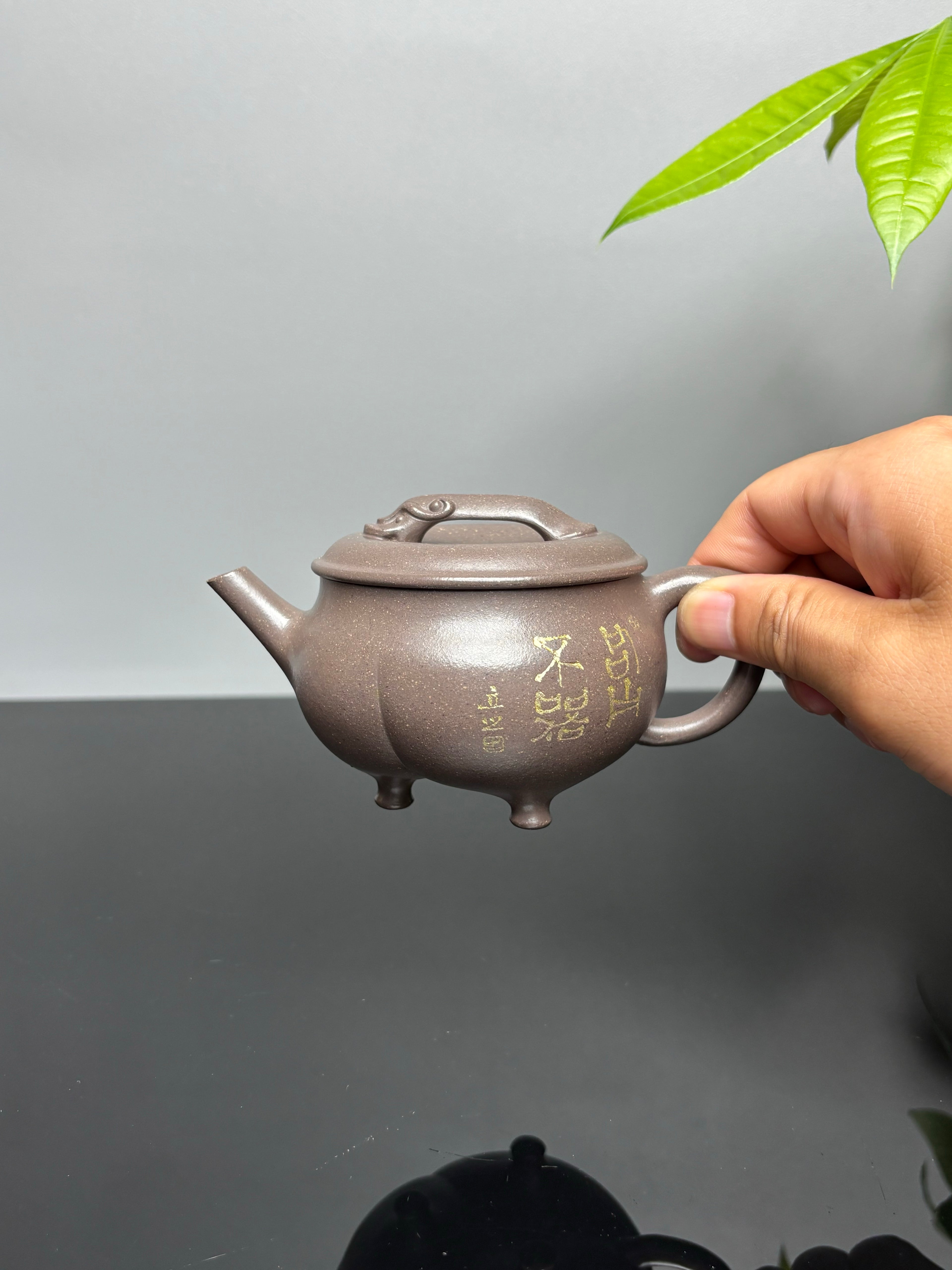 储立之大师传世典藏重器《储氏八式·夔龙壶》是礼藏双宜首选的高端艺术品！  ——原矿优质梨皮青灰泥·200cc ——江苏省工艺美术大师·储立之 之作