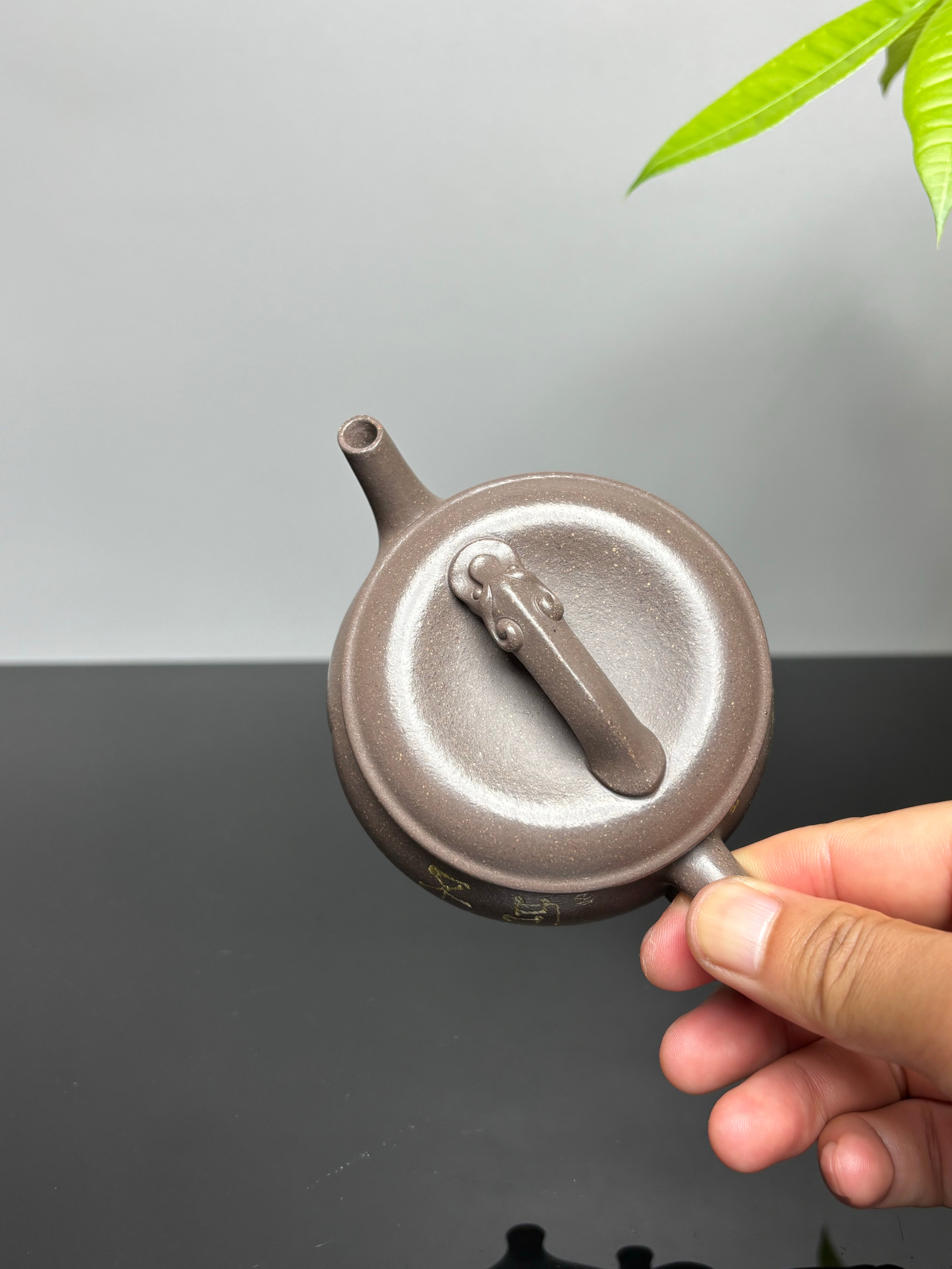 储立之大师传世典藏重器《储氏八式·夔龙壶》是礼藏双宜首选的高端艺术品！  ——原矿优质梨皮青灰泥·200cc ——江苏省工艺美术大师·储立之 之作