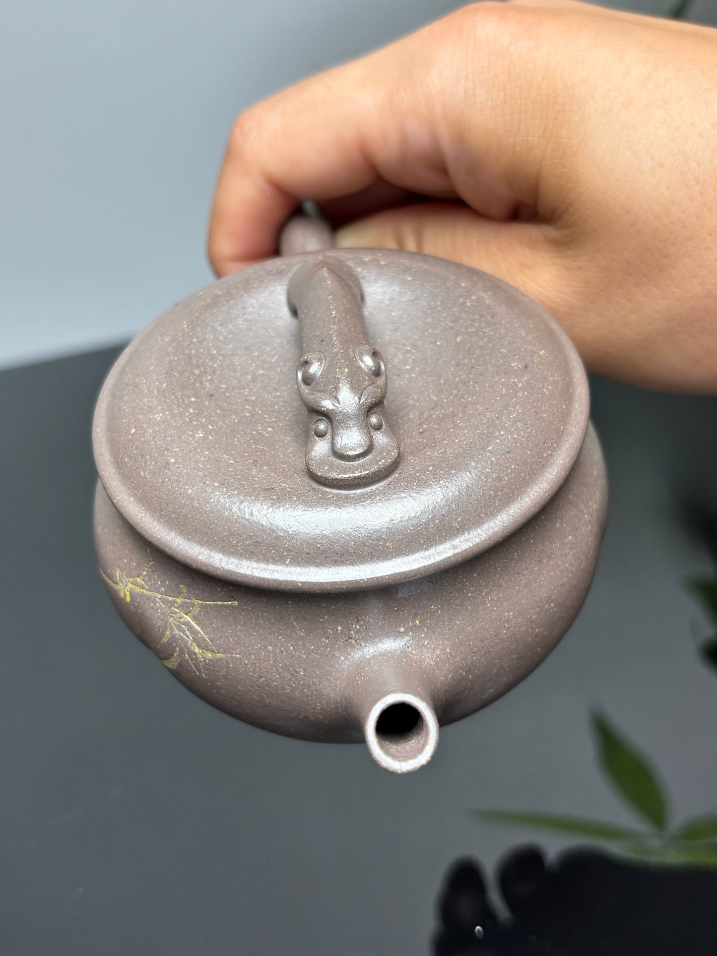 储立之大师传世典藏重器《储氏八式·夔龙壶》是礼藏双宜首选的高端艺术品！  ——原矿优质梨皮青灰泥·200cc ——江苏省工艺美术大师·储立之 之作