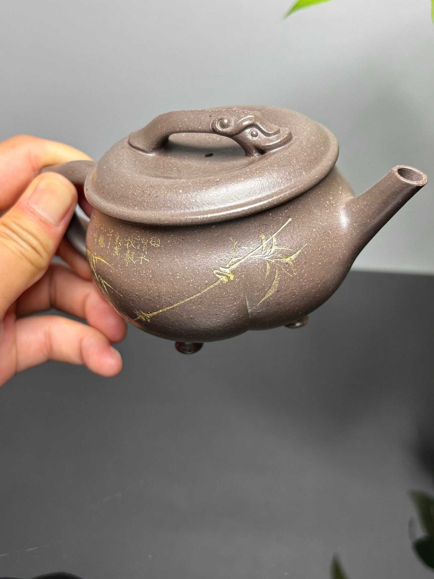 储立之大师传世典藏重器《储氏八式·夔龙壶》是礼藏双宜首选的高端艺术品！  ——原矿优质梨皮青灰泥·200cc ——江苏省工艺美术大师·储立之 之作