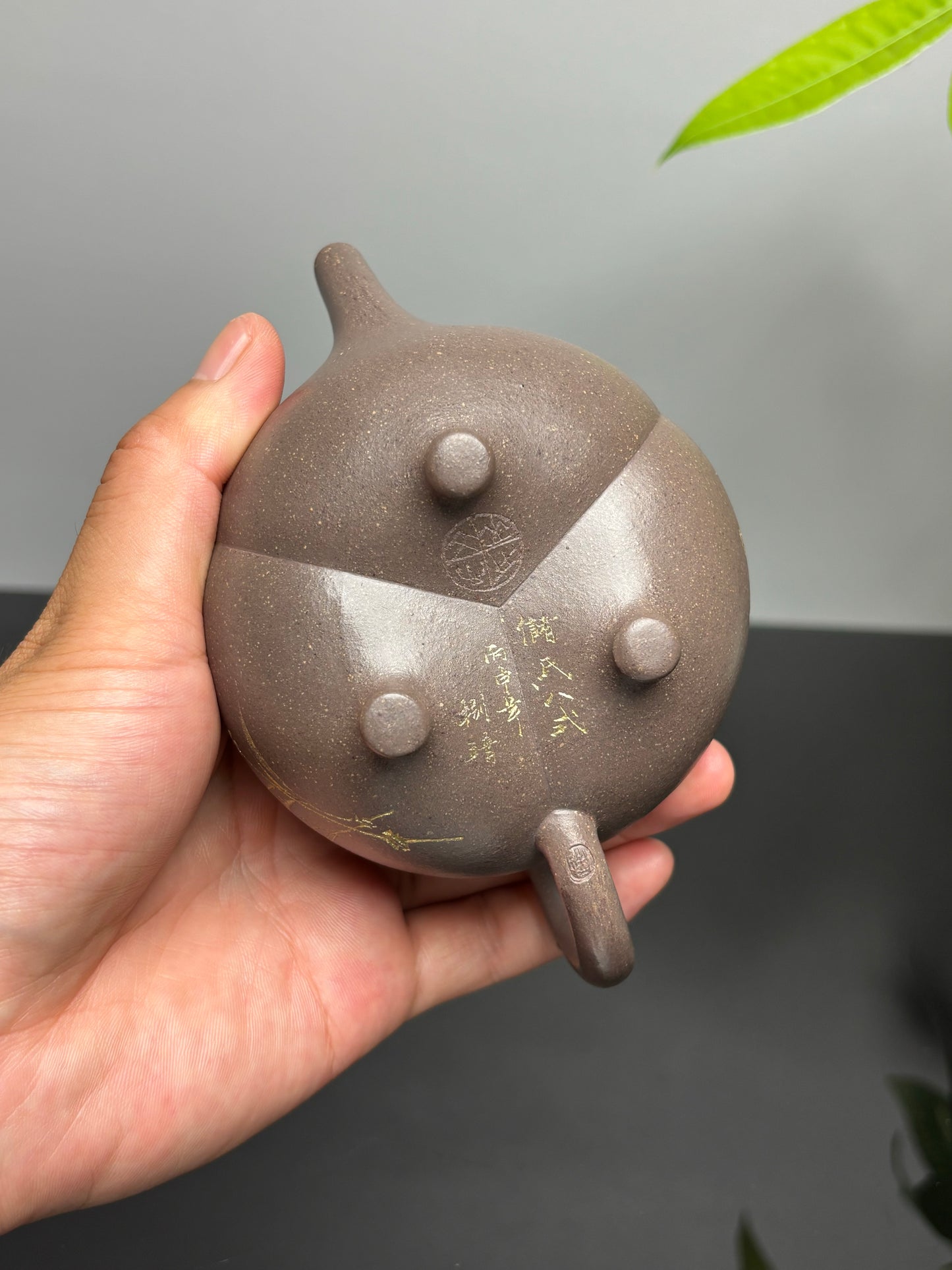 储立之大师传世典藏重器《储氏八式·夔龙壶》是礼藏双宜首选的高端艺术品！  ——原矿优质梨皮青灰泥·200cc ——江苏省工艺美术大师·储立之 之作