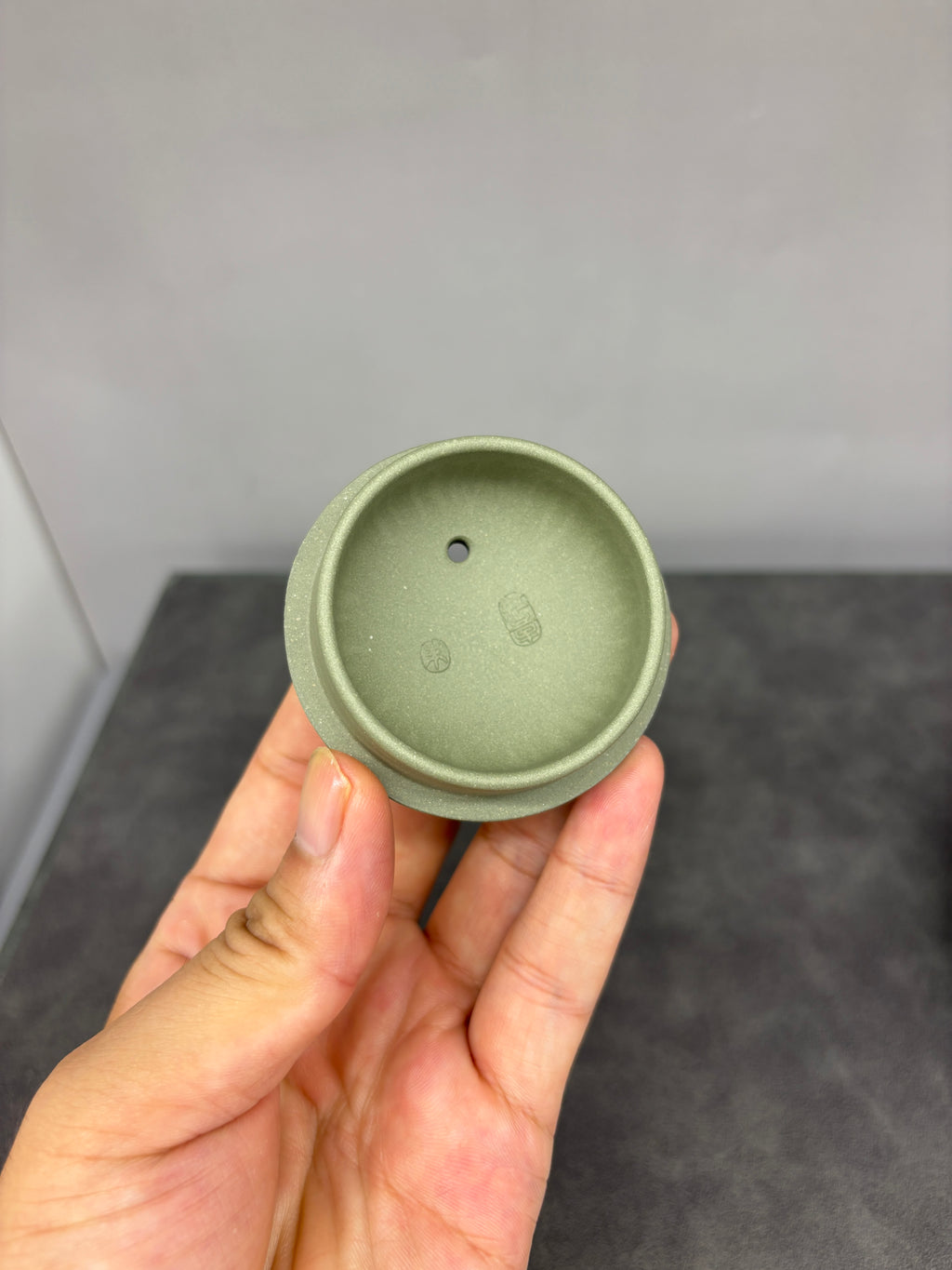 清凉夏日🍉西瓜入壶｜朱红景紫砂花器 西瓜壶｜把夏日田园与清凉雅趣，尽数藏于掌心🍉 ——优质豆青泥·段泥·280cc ——紫砂花器艺术家·朱红景 制