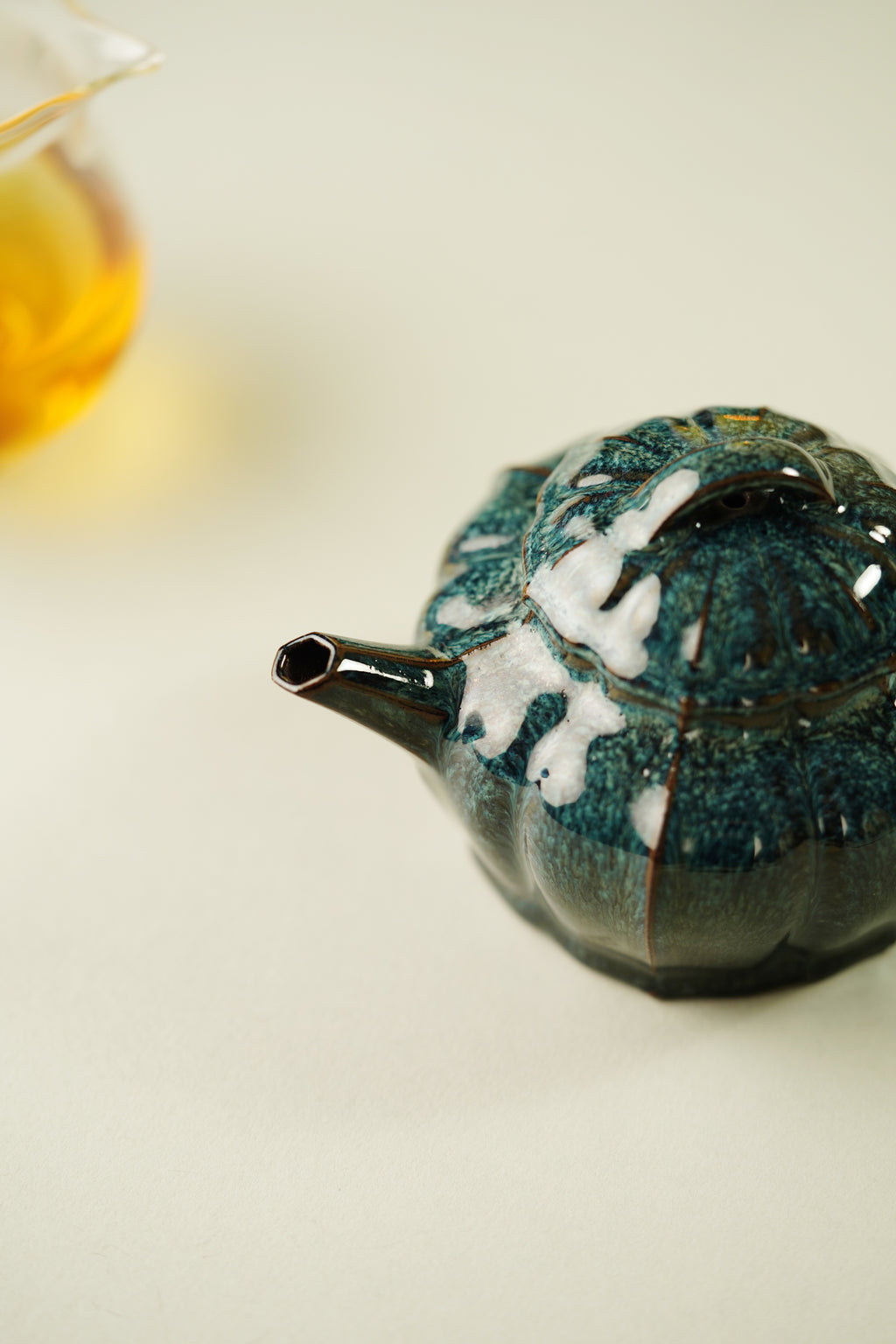 蒋蓉之女 传世花器｜蒋艺华·非遗紫砂顶流重器《筋纹水平壶》收藏传世·高端礼赠艺术珍品！  ——原矿优质老紫泥·180cc（天目釉装饰） ——中国传统陶瓷艺术大师·蒋艺华 制