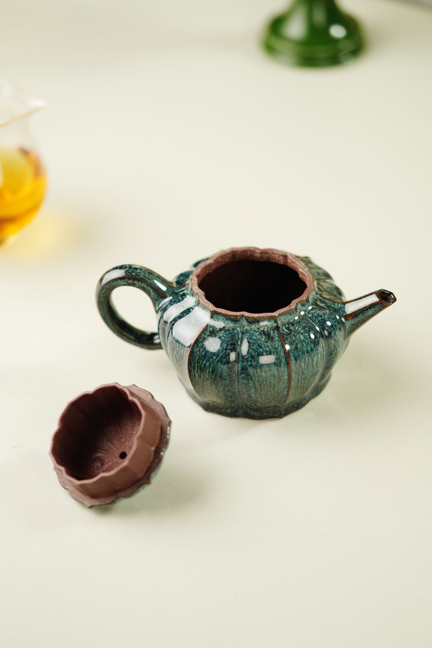 蒋蓉之女 传世花器｜蒋艺华·非遗紫砂顶流重器《筋纹水平壶》收藏传世·高端礼赠艺术珍品！  ——原矿优质老紫泥·180cc（天目釉装饰） ——中国传统陶瓷艺术大师·蒋艺华 制