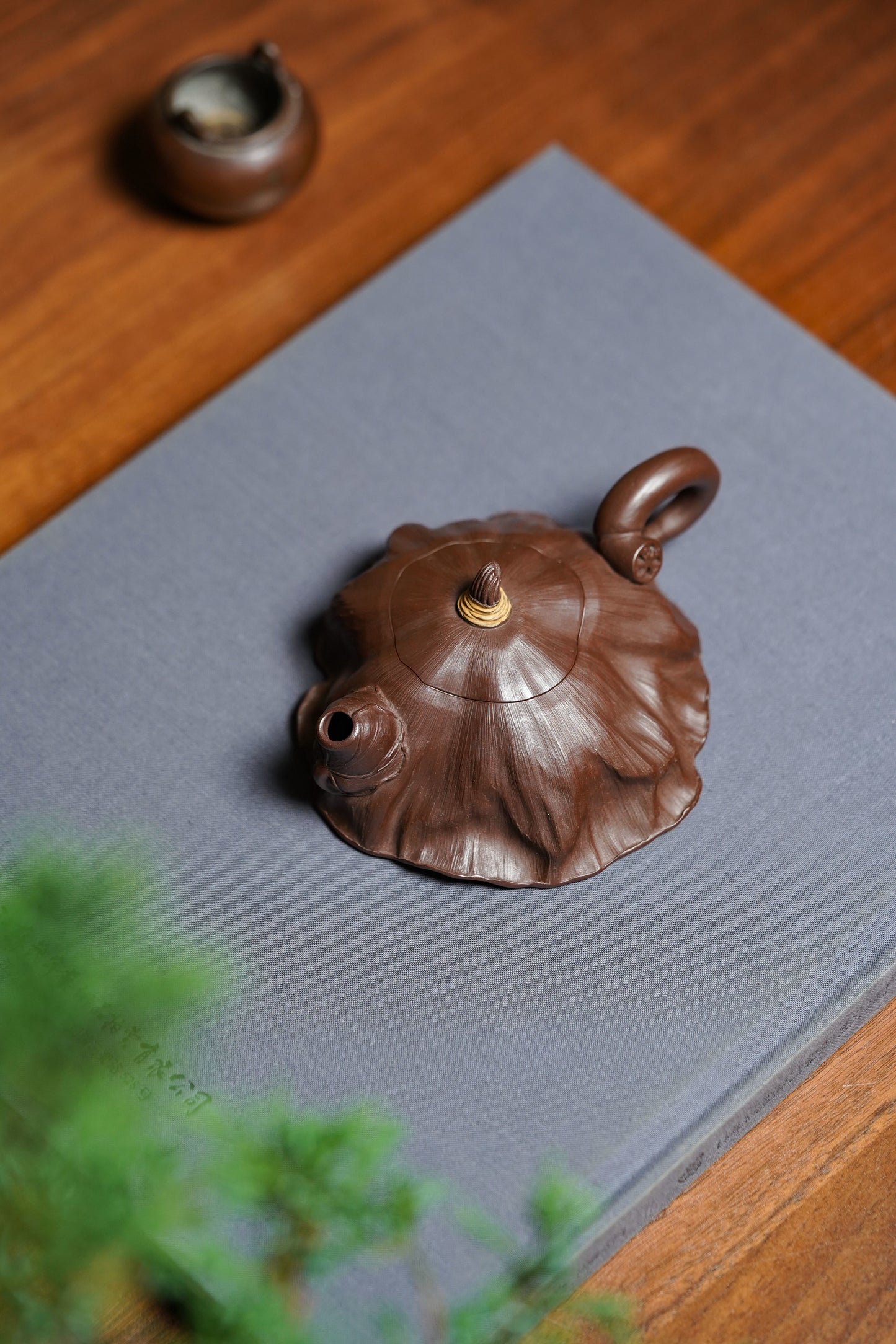 蒋蓉之女 传世花器｜蒋艺华·非遗紫砂顶流重器《荷叶壶》收藏传世·高端礼赠艺术珍品！  ——原矿优质老紫泥·150cc ——中国传统陶瓷艺术大师·蒋艺华 制